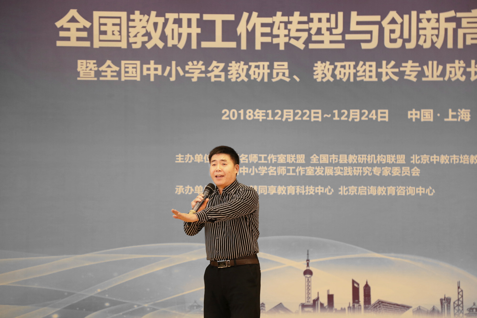 深厚的文學(xué)功底，撰寫的中篇小說即將與讀者見面。