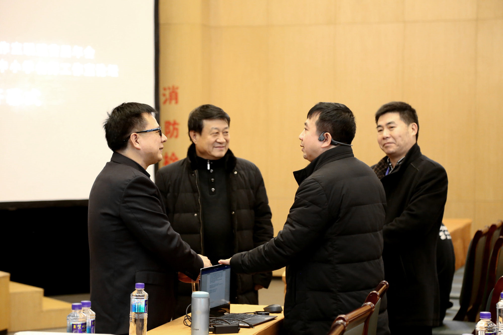 學(xué)習(xí)間隙，院長朱孝忠，銀川教育科學(xué)研究所所長蘆葦、研究院專家沈明德，與樂山市教科所所長許澤能所長就教育教研轉(zhuǎn)型及科研課題工作的開展進(jìn)行了交流。
