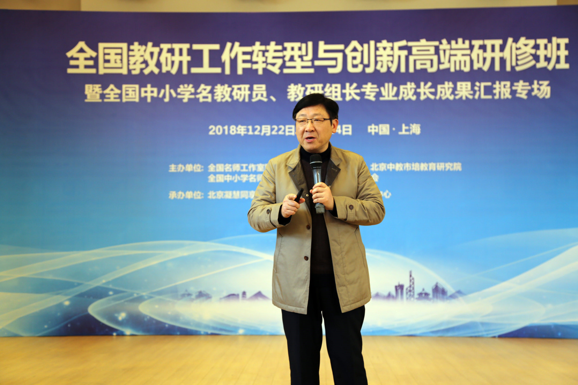 8新穎、獨(dú)到、寓意深刻，通過諸向陽老師的講解，使大家認(rèn)識(shí)到教師做教研的重要性，同時(shí)也感覺到用心做教學(xué)研究，其實(shí)很簡單。