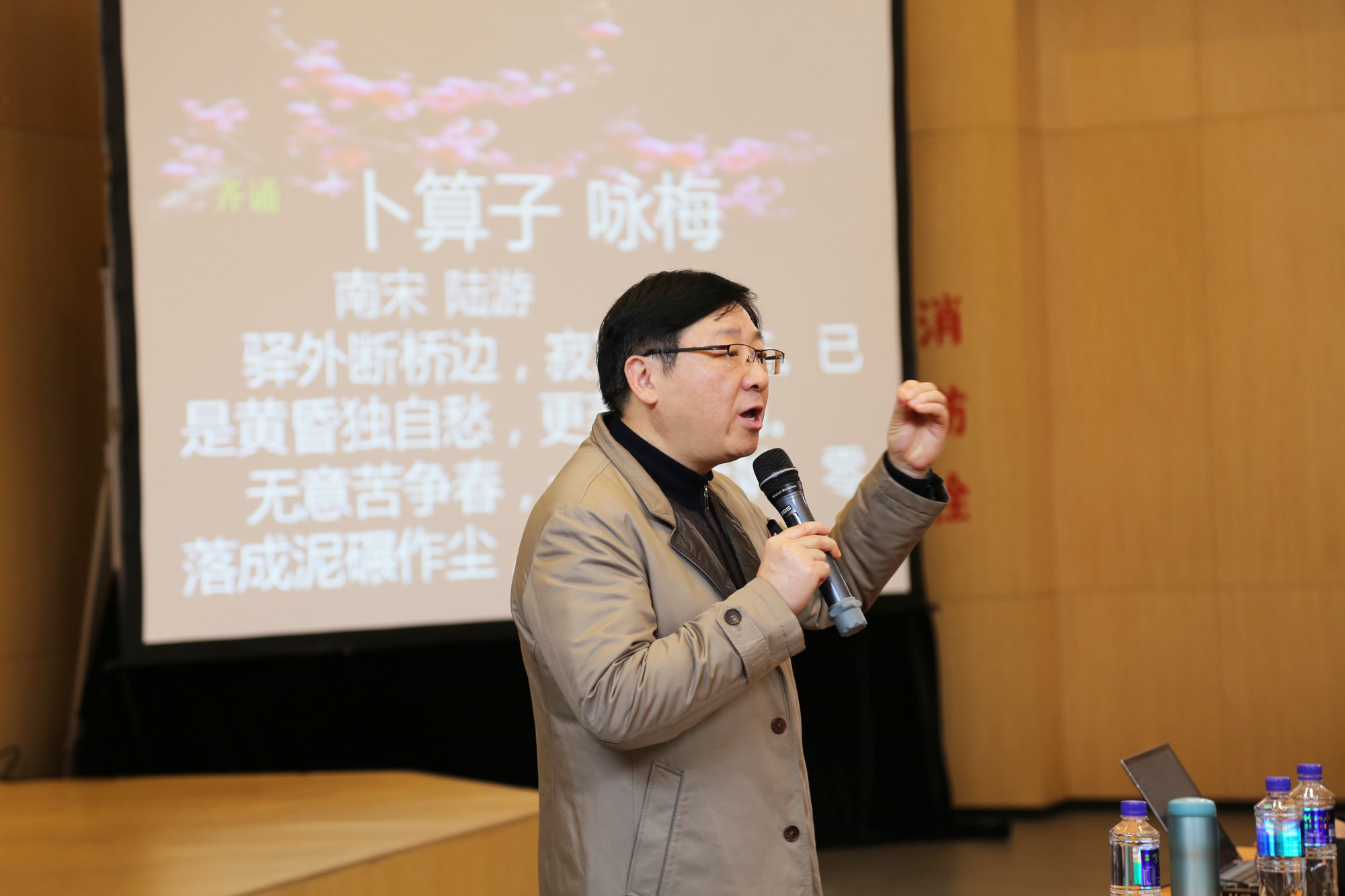 7整個(gè)授課過程，一首首詩句、詞賦，不一樣建構(gòu)，引經(jīng)據(jù)典，使人陶冶在博大精深的古代詩詞的唯美之中。