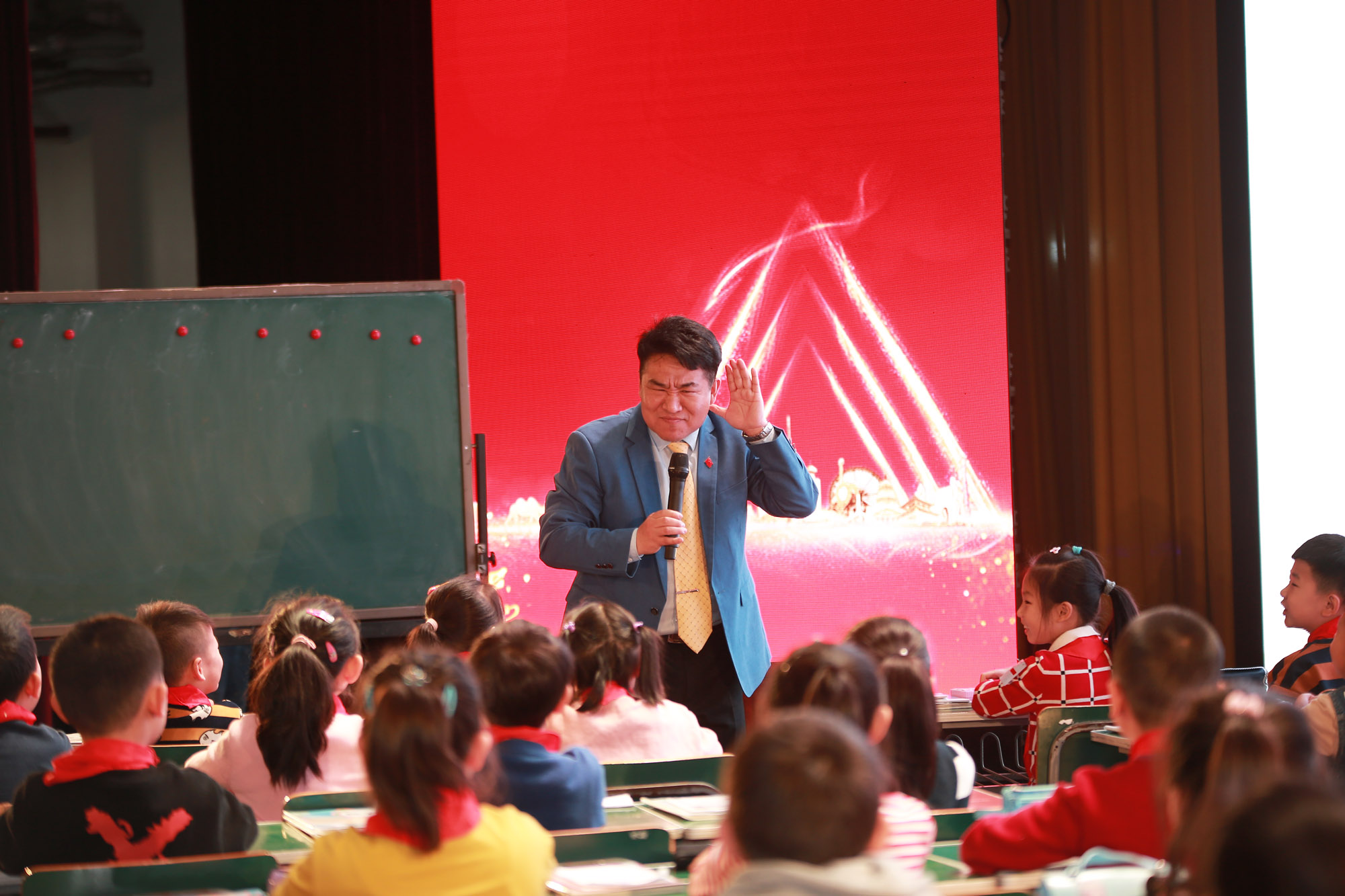 徐長(zhǎng)青工作室智庫(kù)專(zhuān)家點(diǎn)評(píng)。大家在分享徐長(zhǎng)青簡(jiǎn)約教學(xué)智慧的同時(shí)，還感受了全國(guó)小學(xué)教學(xué)名家的教學(xué)藝術(shù)和教育智慧，傳遞最新的課改信息、研究動(dòng)態(tài)，引領(lǐng)了廣大一線(xiàn)教師把課程改革和課堂實(shí)踐推向更深層次。