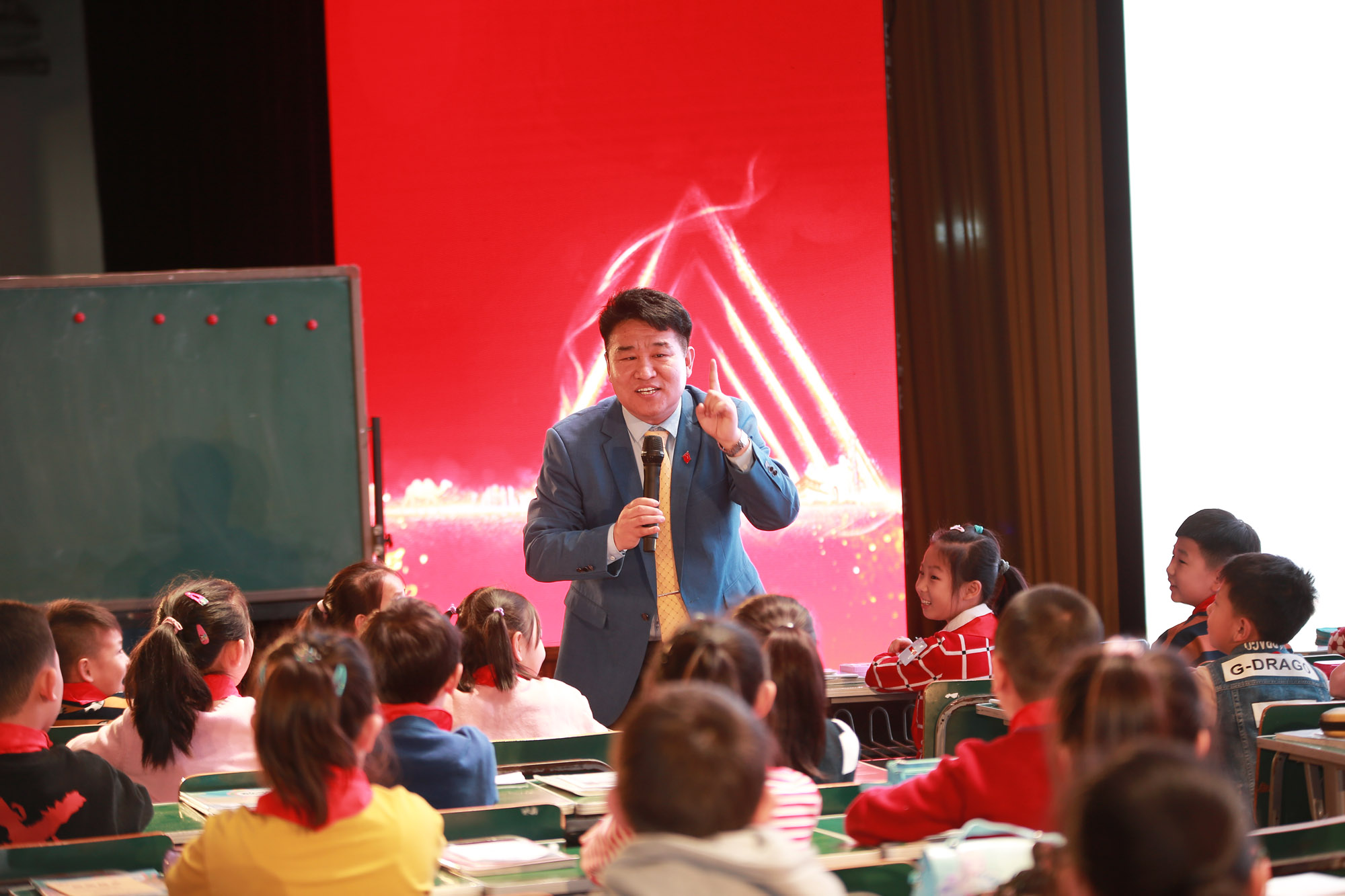 全國(guó)著名特級(jí)教師徐長(zhǎng)青校長(zhǎng)親自為大家呈現(xiàn)了小學(xué)三年級(jí)數(shù)學(xué)《重疊問(wèn)題》一課，徐校長(zhǎng)幽默、大氣、清新、簡(jiǎn)約的教學(xué)風(fēng)格折服了會(huì)場(chǎng)每一位教育人。徐校長(zhǎng)為大家進(jìn)行的《簡(jiǎn)約教育的思與行》專(zhuān)題報(bào)告，全面細(xì)致地詮釋了簡(jiǎn)約教學(xué)的特點(diǎn)、特色及核心思想。