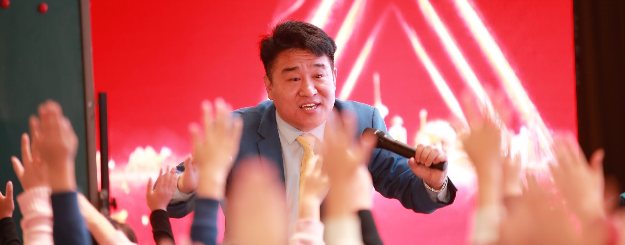 本次高峰論壇，通過(guò)教師朗讀者、成果交流、經(jīng)驗(yàn)匯報(bào)，活動(dòng)展示、專(zhuān)家引領(lǐng)、對(duì)話(huà)分享和現(xiàn)場(chǎng)執(zhí)教多種方式，全面展示了新時(shí)代教師的師德水平和業(yè)務(wù)能力。與會(huì)教師紛紛表示，教師是人類(lèi)靈魂的工程師，是人類(lèi)文明的傳承者，塑造新時(shí)代教師形象，培養(yǎng)學(xué)生的重任落到我們肩頭，因而把立德樹(shù)人工作一定融入到教學(xué)工作中。