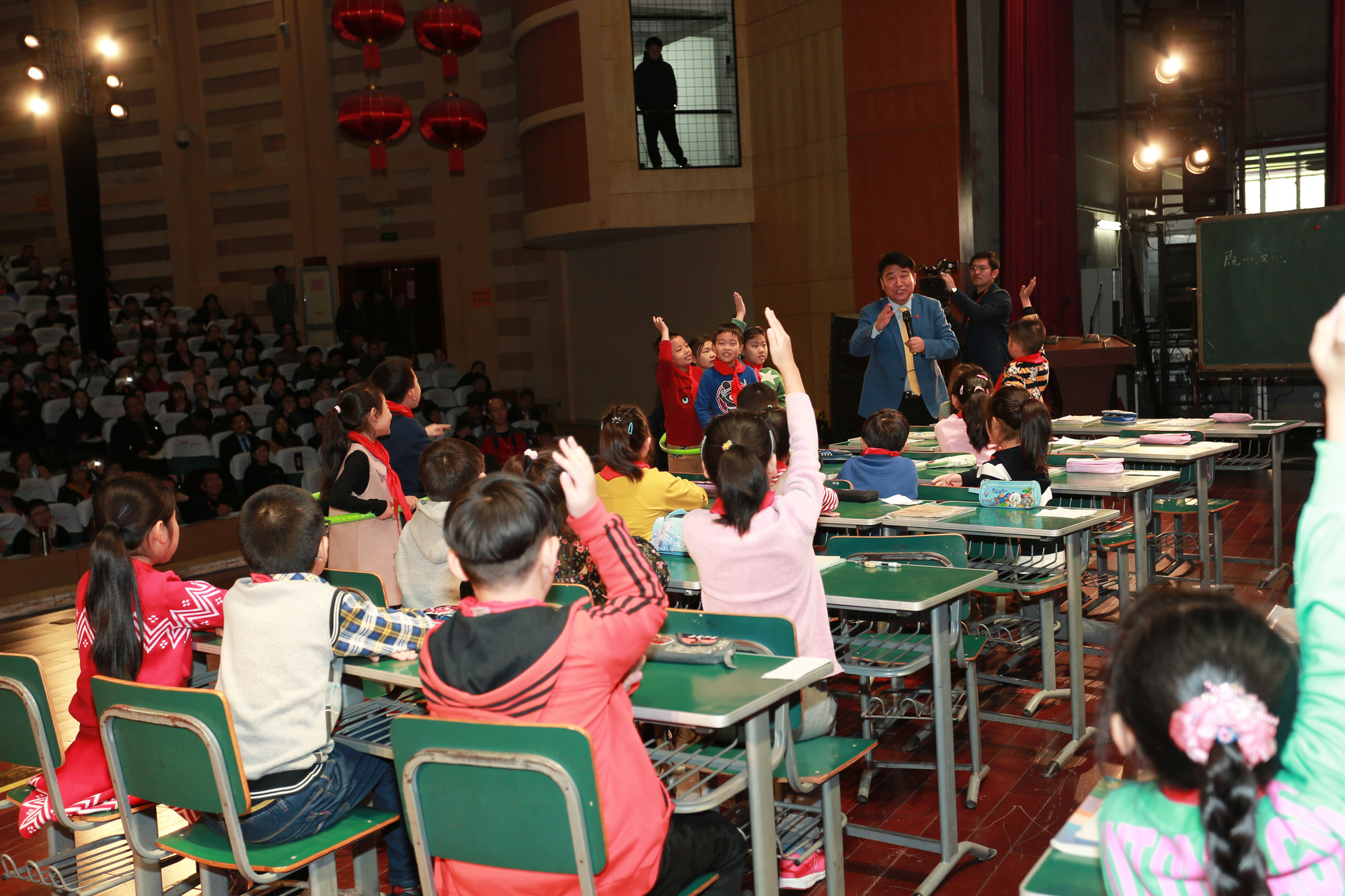 在徐長(zhǎng)青的數(shù)學(xué)課堂上，你會(huì)發(fā)現(xiàn)很多看似跟數(shù)學(xué)，跟教學(xué)不相干的道具出現(xiàn)在教室里，徐長(zhǎng)青正是用這些看似不相干的道具來(lái)引導(dǎo)學(xué)生，啟發(fā)學(xué)生，讓學(xué)生主動(dòng)去探索，思考，進(jìn)而自己將數(shù)學(xué)答案找出來(lái)。而這樣學(xué)到的知識(shí)是永遠(yuǎn)不會(huì)忘的，學(xué)生也會(huì)做出舉一反三，從而獲得更多的知識(shí)，他創(chuàng)造的，“退、退、退；進(jìn)、進(jìn)、進(jìn)；回頭看，找規(guī)律”的方法就是很好的引導(dǎo)學(xué)生自主解決問(wèn)題的同時(shí)，也讓學(xué)生學(xué)會(huì)了解決問(wèn)題的辦法。