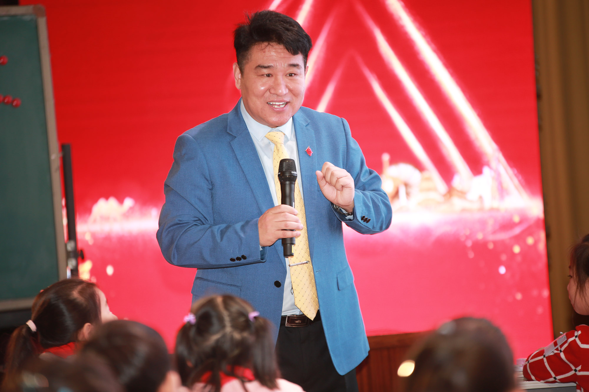 這看似簡(jiǎn)單的三不原則其實(shí)是徐長(zhǎng)青老師在多年教學(xué)實(shí)踐中得出的結(jié)論，這個(gè)三不原則包含了讓學(xué)生自主學(xué)習(xí)，不將學(xué)生作為簡(jiǎn)單知識(shí)灌輸對(duì)象來(lái)對(duì)待，以學(xué)生為主體，以人為本的理念。根據(jù)學(xué)生情況量身定制學(xué)習(xí)課程等信息。也正是這個(gè)三不原則，讓徐長(zhǎng)青的教學(xué)方法和教學(xué)質(zhì)量有了顯著提高。