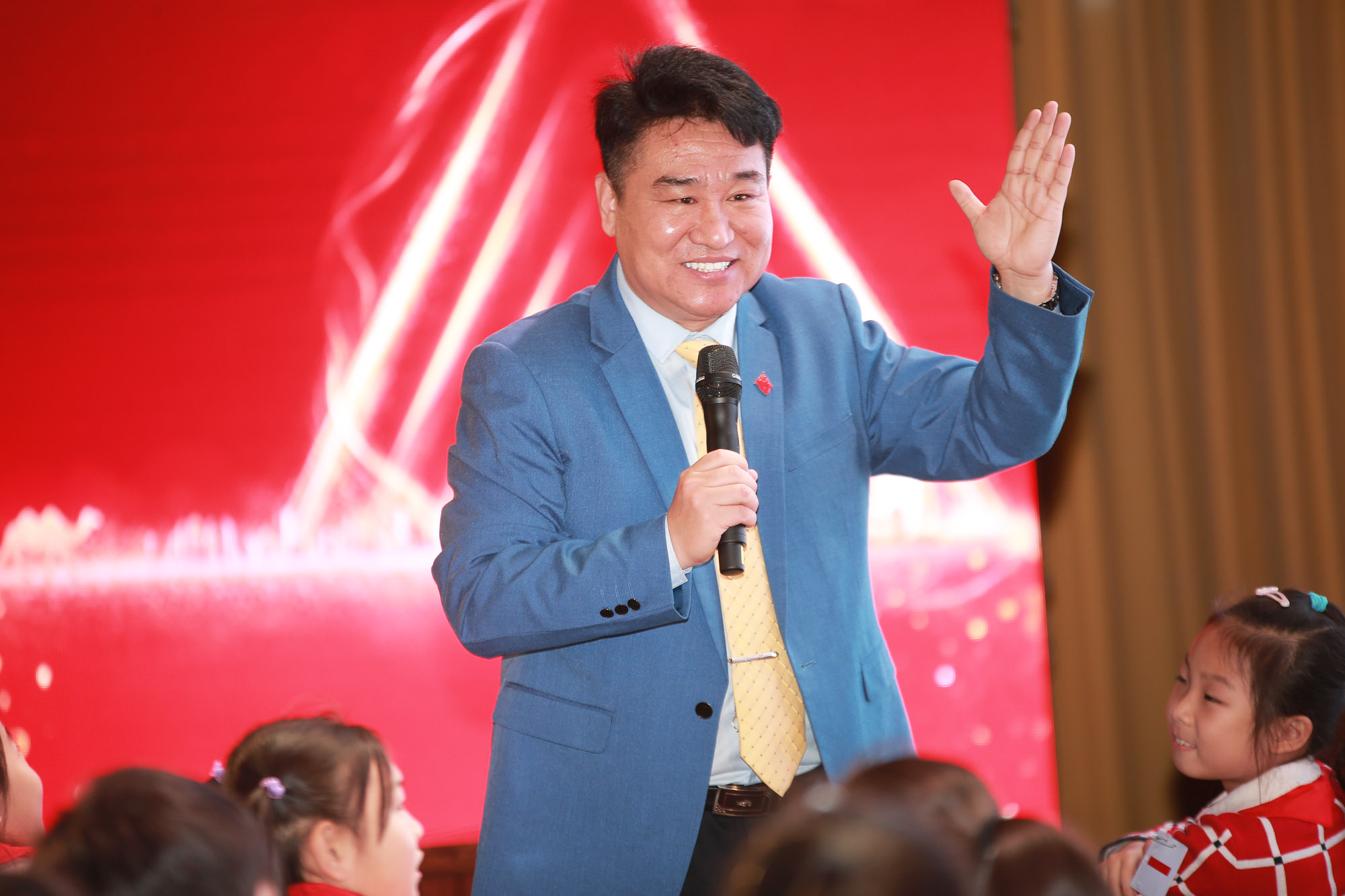 更重要的是，他的數(shù)學(xué)課學(xué)生喜歡上、學(xué)的輕松、沒(méi)有學(xué)不會(huì)的、沒(méi)有聽(tīng)不懂的。
