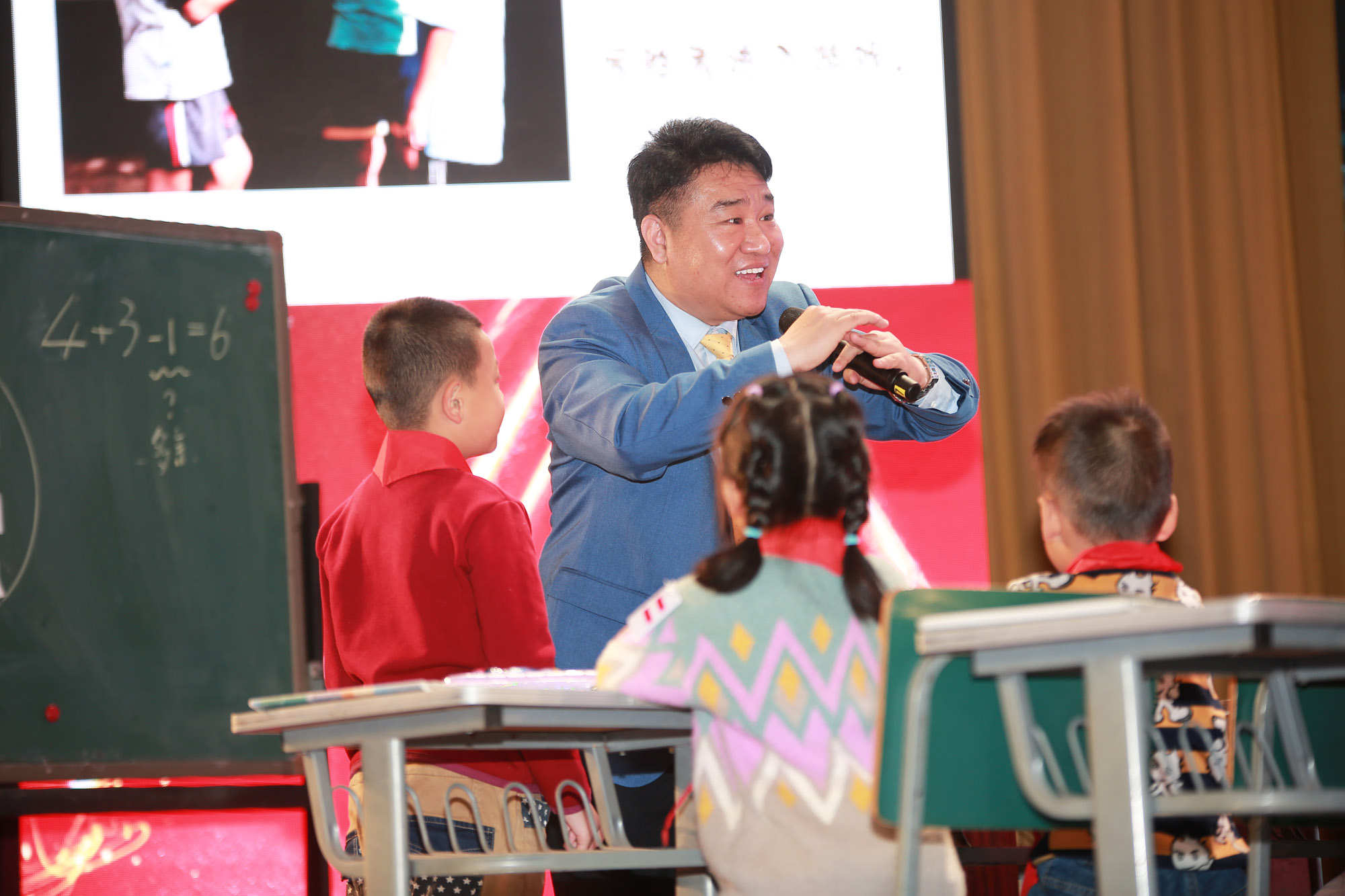 “你的地盤(pán)你做主”、“別跟我說(shuō)，你跟他說(shuō)”……徐老師躲到屏后，徹底斷了學(xué)生的依賴(lài)，讓學(xué)生在絕望中尋求和頓悟“4+3≠7”到“4+3=6”的《重疊問(wèn)題》。當(dāng)學(xué)生將呼啦圈同時(shí)套進(jìn)同一同學(xué)時(shí)，全場(chǎng)暴以熱烈掌聲，將整節(jié)課推向了高潮的巔峰！