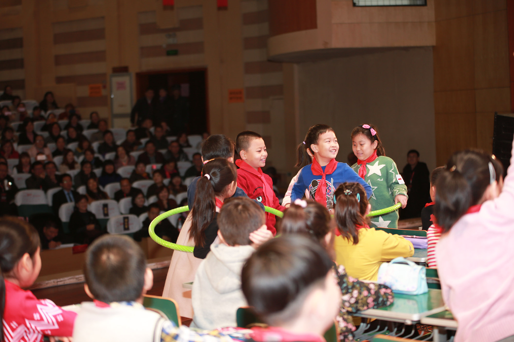 中國(guó)科教院李嘉駿教授說(shuō),事業(yè)、責(zé)任是成就名師的基石,把知識(shí)點(diǎn)串成知識(shí)鏈，將知識(shí)鏈串成知識(shí)網(wǎng)，學(xué)校教育已經(jīng)進(jìn)入一個(gè)新的階段,從關(guān)注知識(shí)，走向關(guān)注智慧，方法和人格,以綜合素養(yǎng)為統(tǒng)領(lǐng)，把知識(shí)轉(zhuǎn)化為方法和人格,常態(tài)化思維強(qiáng)化興訓(xùn)練，思維是訓(xùn)練出來(lái)的,從關(guān)注教師教的精彩，走向關(guān)注學(xué)生學(xué)的精彩，從關(guān)注學(xué)生認(rèn)真聽(tīng)講，走向關(guān)注學(xué)生的對(duì)話(huà)，交流。