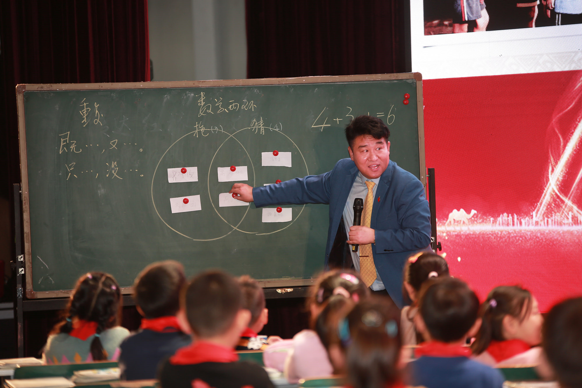 簡(jiǎn)約教學(xué)不忘初心，徐長(zhǎng)請(qǐng)?jiān)谘葜v時(shí)這樣總結(jié)他的課題，簡(jiǎn)約教學(xué)就是簡(jiǎn)簡(jiǎn)單單的教、簡(jiǎn)簡(jiǎn)單單的學(xué)。強(qiáng)調(diào)以“疑”為核心的“生疑、探疑、議疑、解疑、疑疑的五步環(huán)節(jié)，稱(chēng)為簡(jiǎn)約教學(xué)的五疑策略，這個(gè)疑字就是我們認(rèn)知的初步和矛盾。