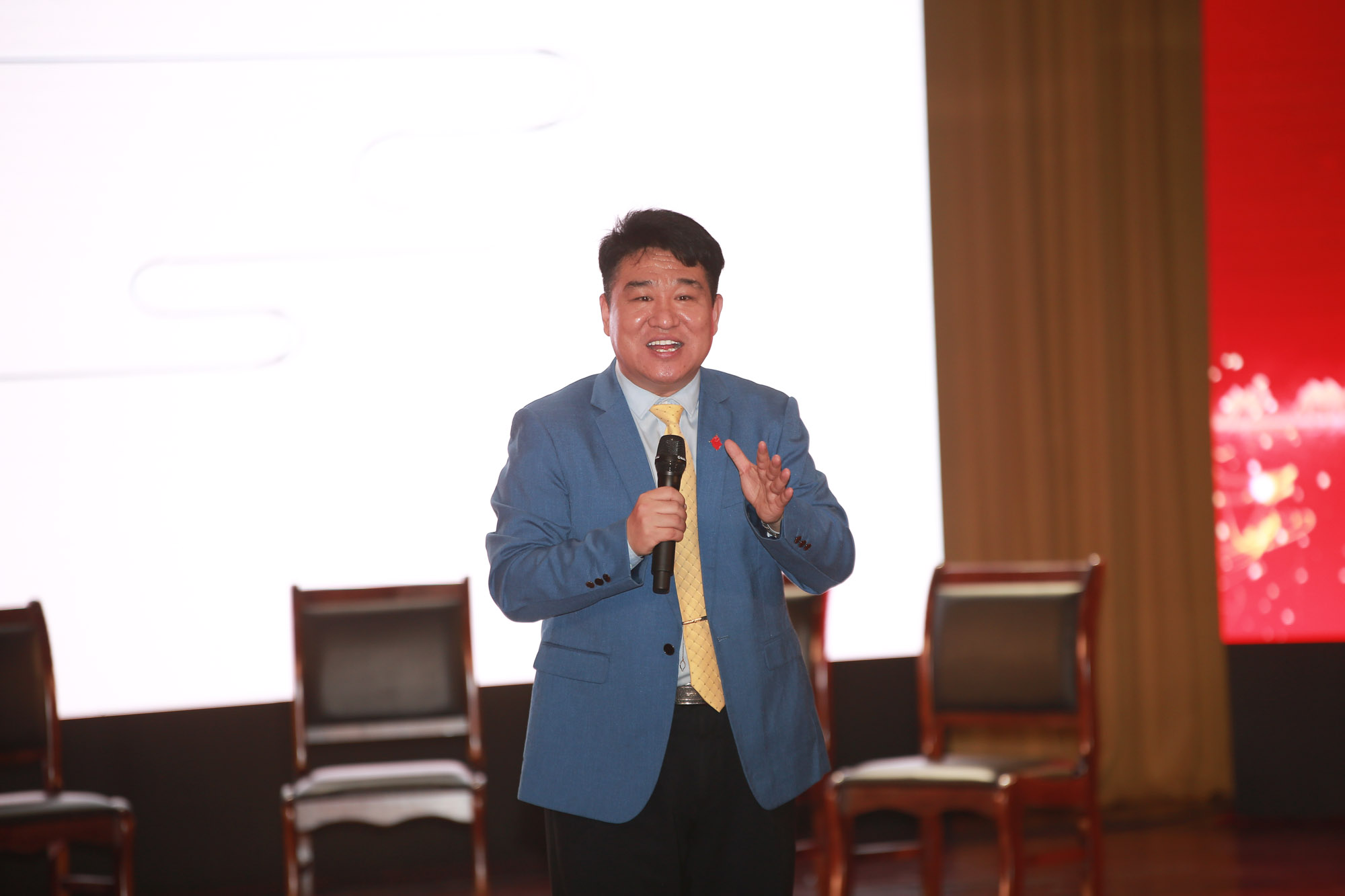 如果是一位好老師，你讓學(xué)生何時(shí)錯(cuò)，課上錯(cuò)，因?yàn)槲覀優(yōu)樵\斷而教學(xué)、為改變而教學(xué)、影響而教學(xué)、為糾正而教學(xué)、為學(xué)生明天的發(fā)展而教學(xué)。