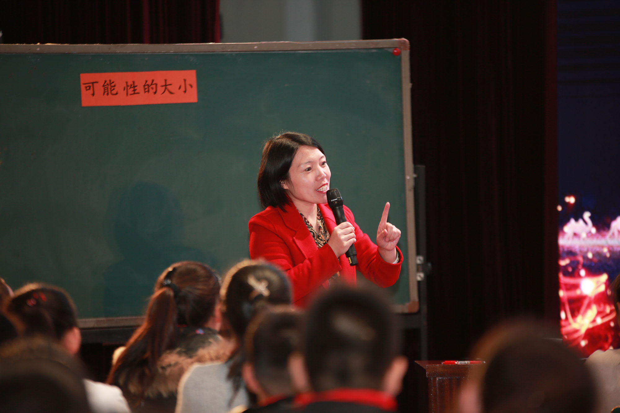 徐長(zhǎng)青在教學(xué)中不斷的探索和研究，他說(shuō)，教育要做復(fù)雜性的思考，簡(jiǎn)單的呈現(xiàn)，其中三本之約即本本之約（約內(nèi)容）、生本之約（約學(xué)情）、師本之約（約風(fēng)格），淋漓盡致的彰顯了簡(jiǎn)約教學(xué)思想的實(shí)質(zhì)和精髓。