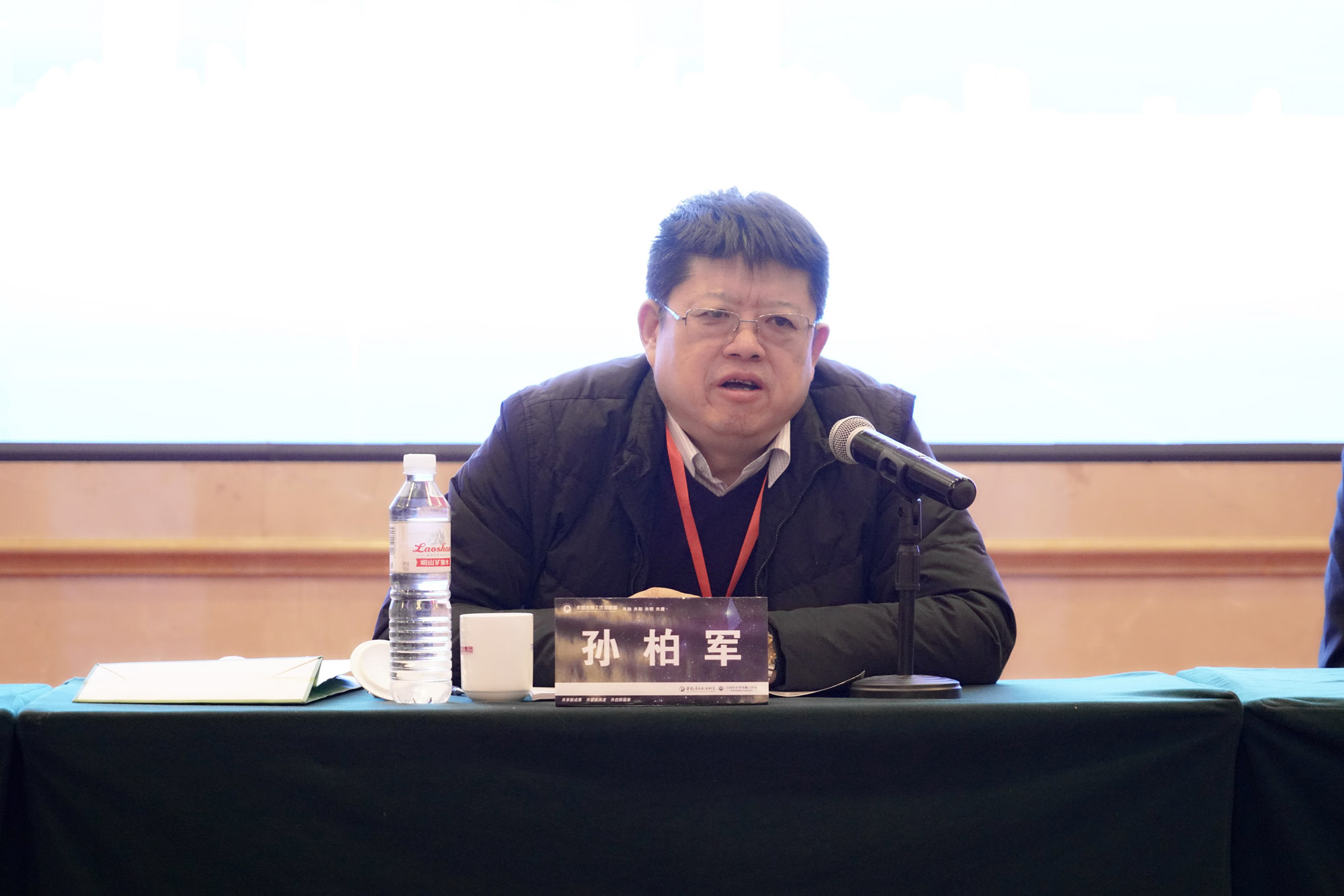 自治區(qū)教研室主任孫柏軍強(qiáng)調(diào)，習(xí)近平總書記在今年九月十日全國教育大會(huì)上提出我們的教育改革發(fā)展要遵循“九個(gè)堅(jiān)持”，要在六個(gè)方面狠下功夫，近幾年，黨中央、國務(wù)院、教育部出臺(tái)了一系列教育改革規(guī)劃綱要和指導(dǎo)意見，從國家層面和、頂層設(shè)計(jì)，提出改革創(chuàng)新發(fā)展的重要性和重要舉措，指導(dǎo)者教育改革發(fā)展的方向。