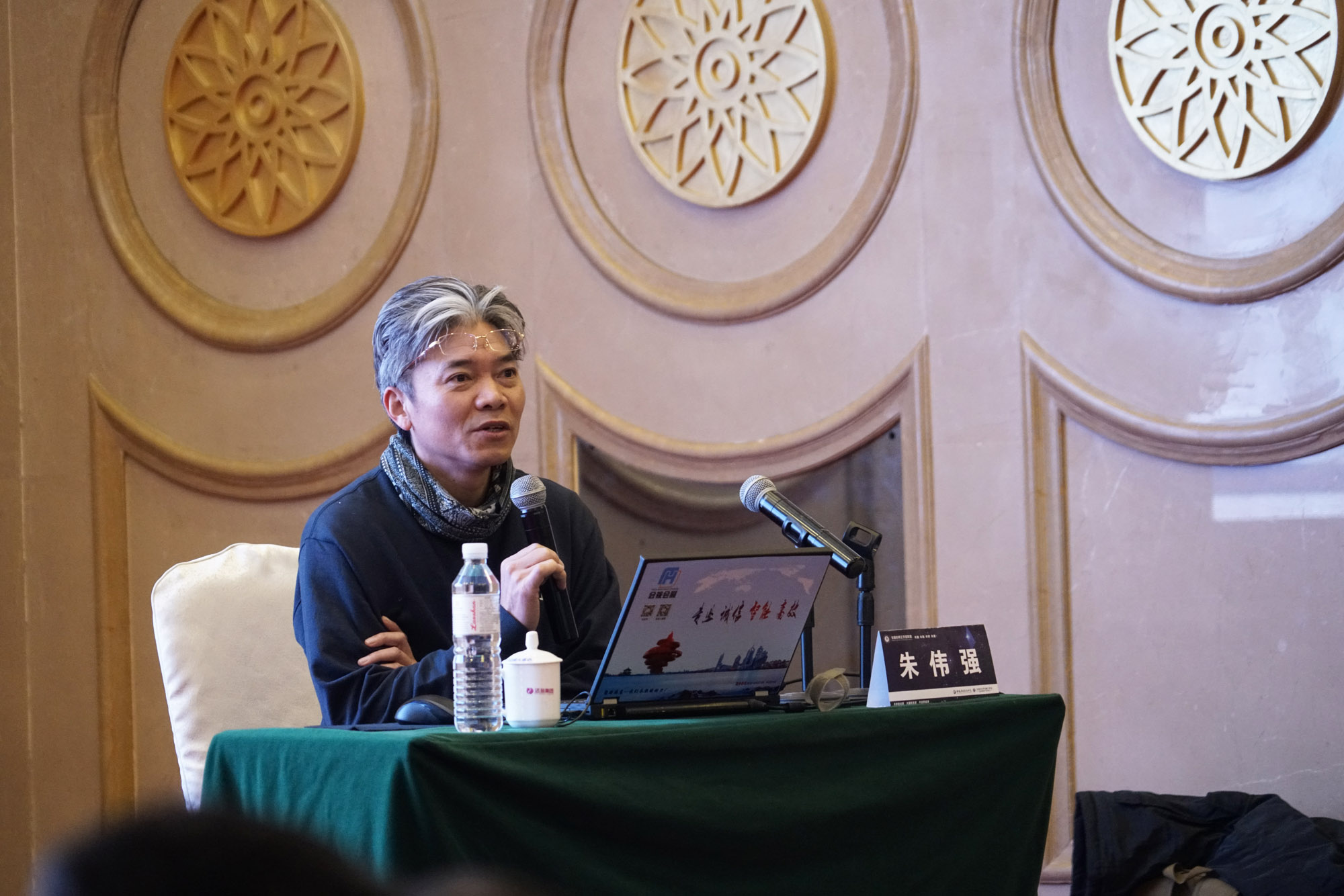 開班儀式后，由華東師范大學(xué)課程與教學(xué)研究所兼職研究員朱偉強(qiáng)教授為全體人員作《指向核心素養(yǎng)的課程改革》報(bào)告，并就報(bào)告內(nèi)容與研修代表做了深入探討交流。