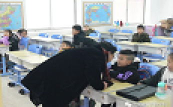 開學第一天：寶貝，我真想你們！校長親切問候孩子們。