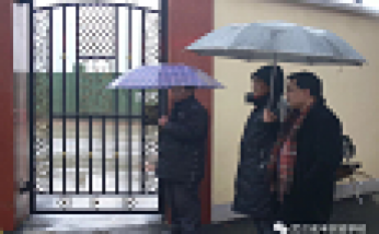 開學第一天校門口淋雨迎接孩子們和家長返校