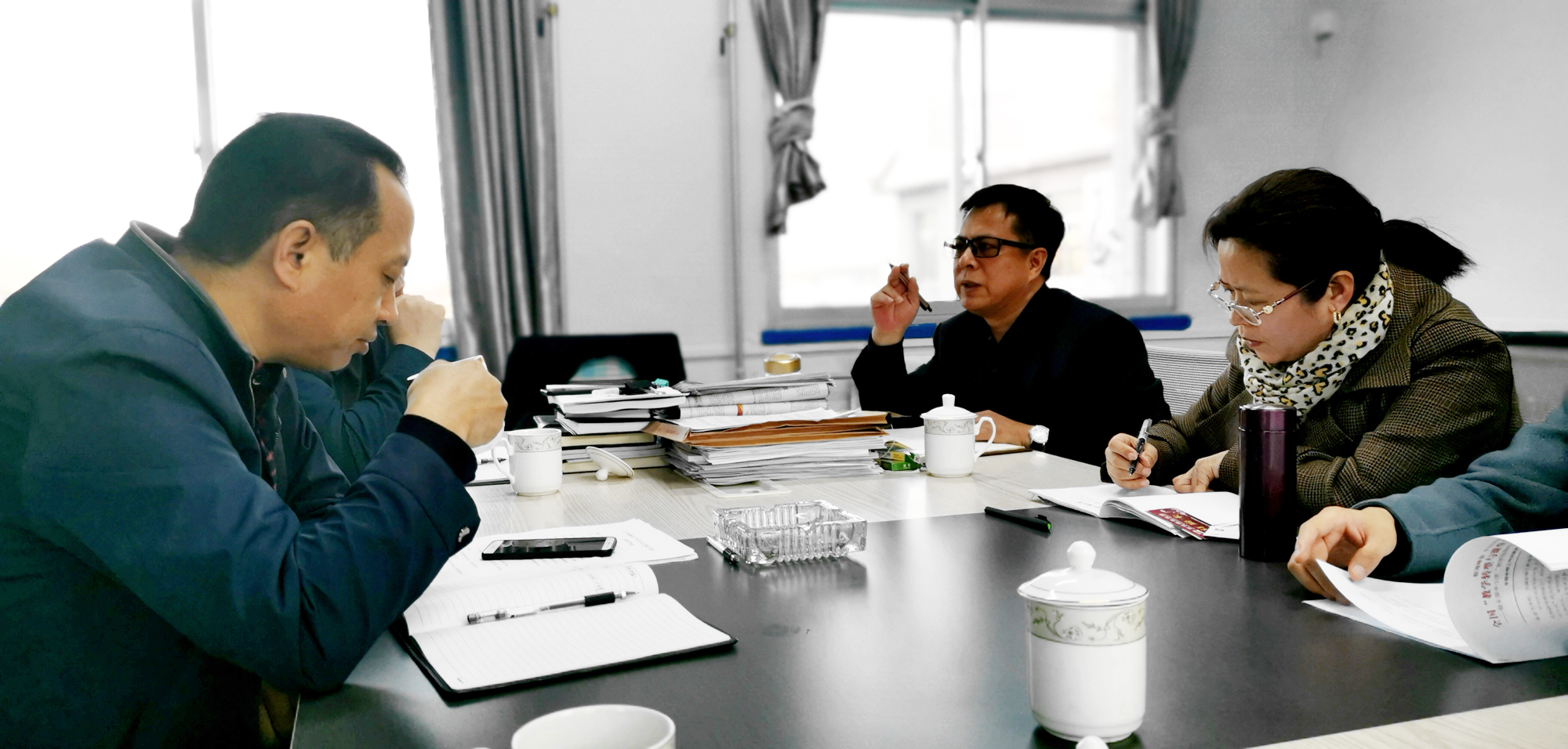 研究院院長朱孝忠強(qiáng)調(diào)，研究院院長積累了這么多課程、課堂、師資、基地資源，理事會百分之八十五的理事是正高級特級教師，怎樣把這些資源整合好，為縣域教育發(fā)展提供服務(wù)，一直是大家思考的問題；此次千山教育論壇，研究院院長集盡所有資源優(yōu)勢，力爭辦好此次盛會。