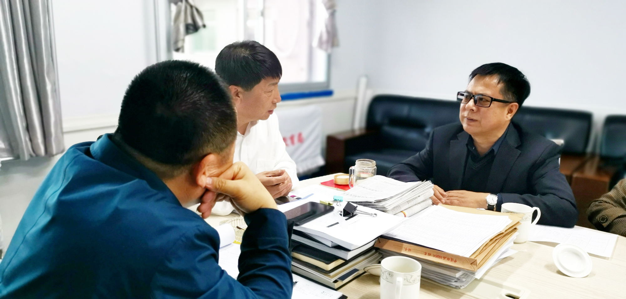 會議還就此次論壇有關(guān)細(xì)節(jié)問題統(tǒng)一了思想，大家一致認(rèn)為，此次鞍海峰會規(guī)模大、規(guī)格高，一定要把論壇各項(xiàng)工作做細(xì)、做實(shí)，要給全國各地教育同仁呈現(xiàn)一次過目不忘的安海之行。