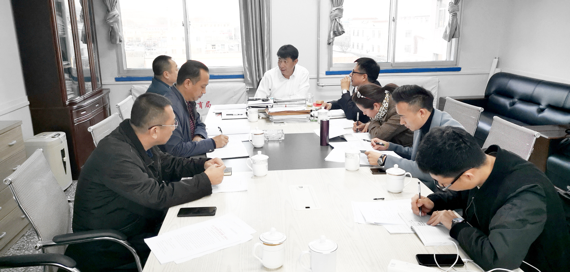 海城市教育局張政偉局長在碰頭會上講到，海城市教育系統(tǒng)層層動員、責(zé)任到人，交通、后勤、食宿、學(xué)校已經(jīng)做好迎接此次峰會的各方面條件準(zhǔn)備，希望此次活動辦成一次高水平、高水準(zhǔn)、高學(xué)術(shù)的一次盛會，作為首次走進(jìn)東北的示范活動。