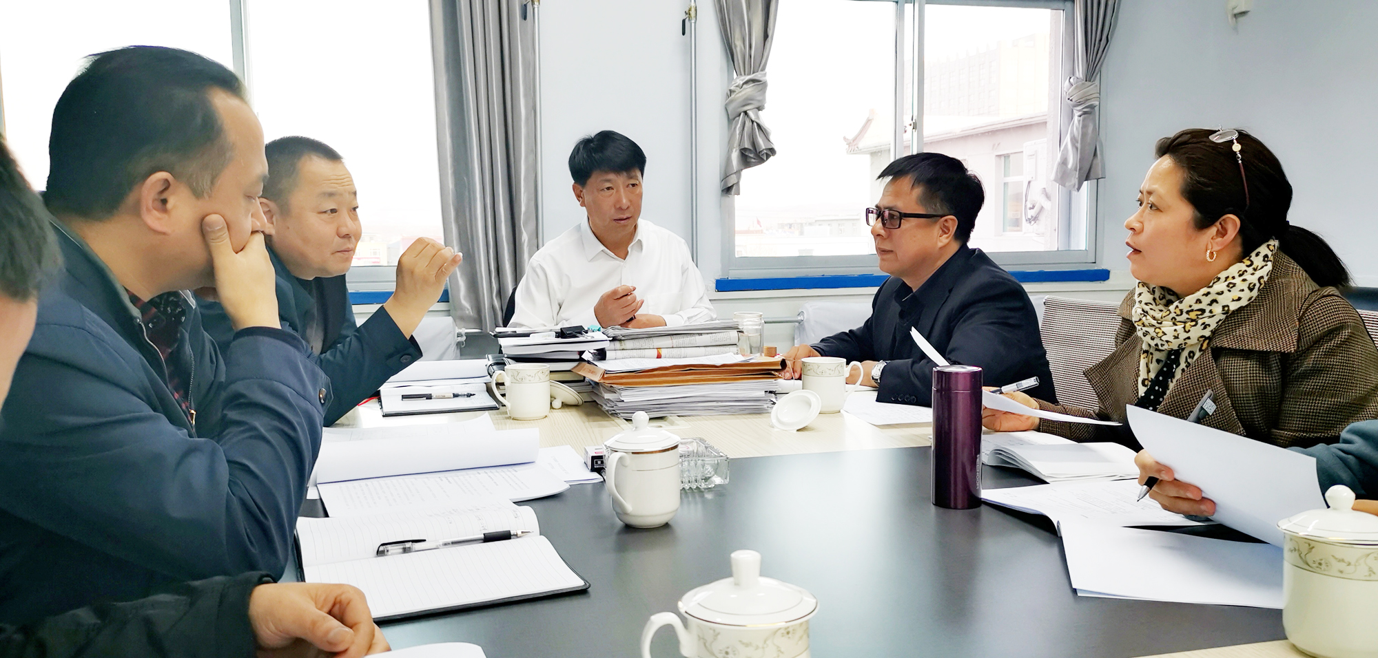 研究院專家海城市教育局張盛鵬副局長介紹了各學(xué)校場地落實(shí)情況，為了辦好此次峰會，部分學(xué)校更換了LED等硬件設(shè)施；各分會場場地布置、飲水、音視頻設(shè)備、會場主持人人選等都已經(jīng)一一落實(shí)。
