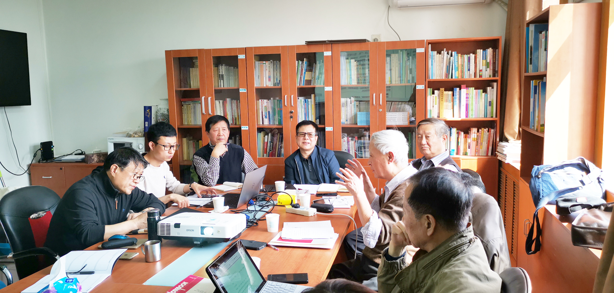 會議就2019年4月20日在成都舉辦的學校創(chuàng)新與發(fā)展論壇，5月11日與遼寧省鞍山市、海城市共同舉辦的千山峰會-鞍海教育論壇以及7月下旬在寧夏舉辦的第二屆全國名師工作室創(chuàng)新發(fā)展成果博覽會等籌備情況展開認真詳細的討論。