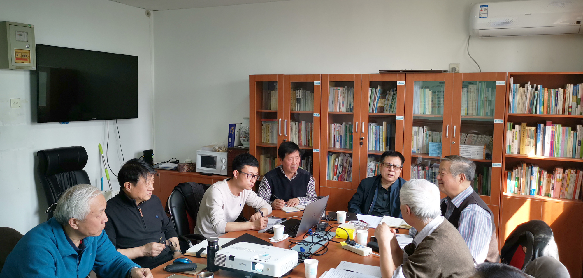 做好今年的支教和公益活動，推動工作室之間手拉手聯(lián)誼活動，做到資源共享、優(yōu)勢互補。