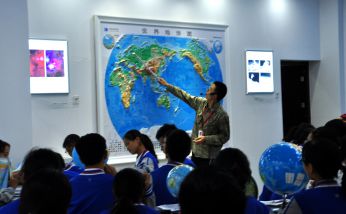 2017年9月29日范永杰地理名師工作室導(dǎo)師范永杰在芬蘭進行遠程課堂教學(xué)
