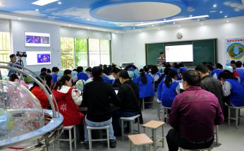2017年10月26日-范永杰地理名師工作室成員黃勇為成都市高中地理菜單培訓(xùn)暨高新區(qū)高中地理實訓(xùn)基地活動獻課