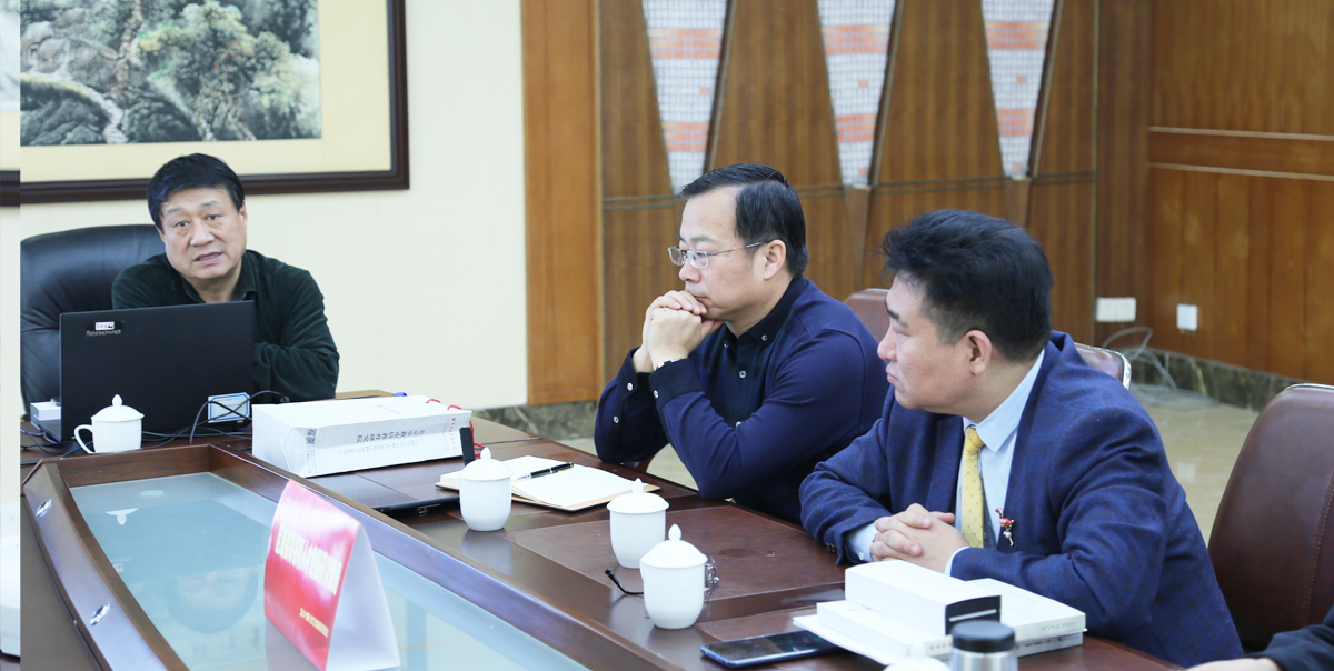 會(huì)議討論了課題研究方向，定位于名師工作室發(fā)展和區(qū)域領(lǐng)軍人才成長(zhǎng)研究，通過了課題組成員的組成