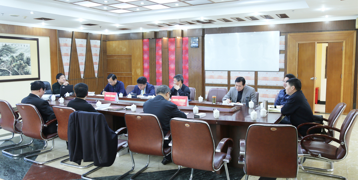 2019年1月5日，在海口市舉辦全國(guó)市縣區(qū)域名師工作室管理部門頂層設(shè)計(jì)、管理、規(guī)劃與創(chuàng)新發(fā)展公益論壇期間，研究院召開了全國(guó)區(qū)域教育領(lǐng)軍人才成長(zhǎng)課題組籌備會(huì)議，研究院顧問中國(guó)教育發(fā)展戰(zhàn)略學(xué)會(huì)副會(huì)長(zhǎng)、國(guó)家教育發(fā)展中心原副主任、現(xiàn)任中心專家咨詢委員會(huì)副主任周滿生，研究院院長(zhǎng)北京中教市培教育研究院朱孝忠，常務(wù)副院長(zhǎng)銀川教科所所長(zhǎng)蘆葦、呼和浩特市教研室主任高林椿。 