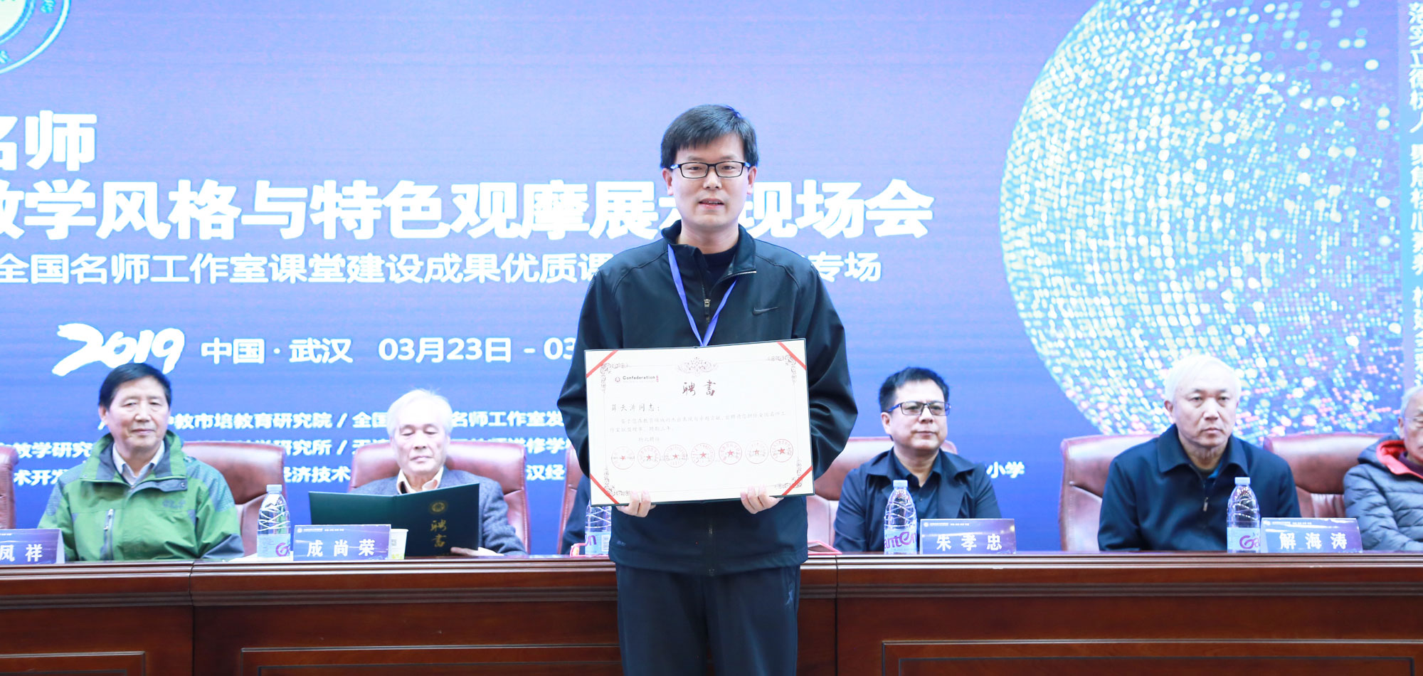 研究院自成立來匯聚了一大批致力于推動名師工作室發(fā)展和教師成長的知名專家、工作室主持人，成員大部分是全國知名的一線教育教學(xué)專家，把名師工作室創(chuàng)新發(fā)展、研究方向和路徑、人才培養(yǎng)模式作為課題進(jìn)行理論與實踐研究；