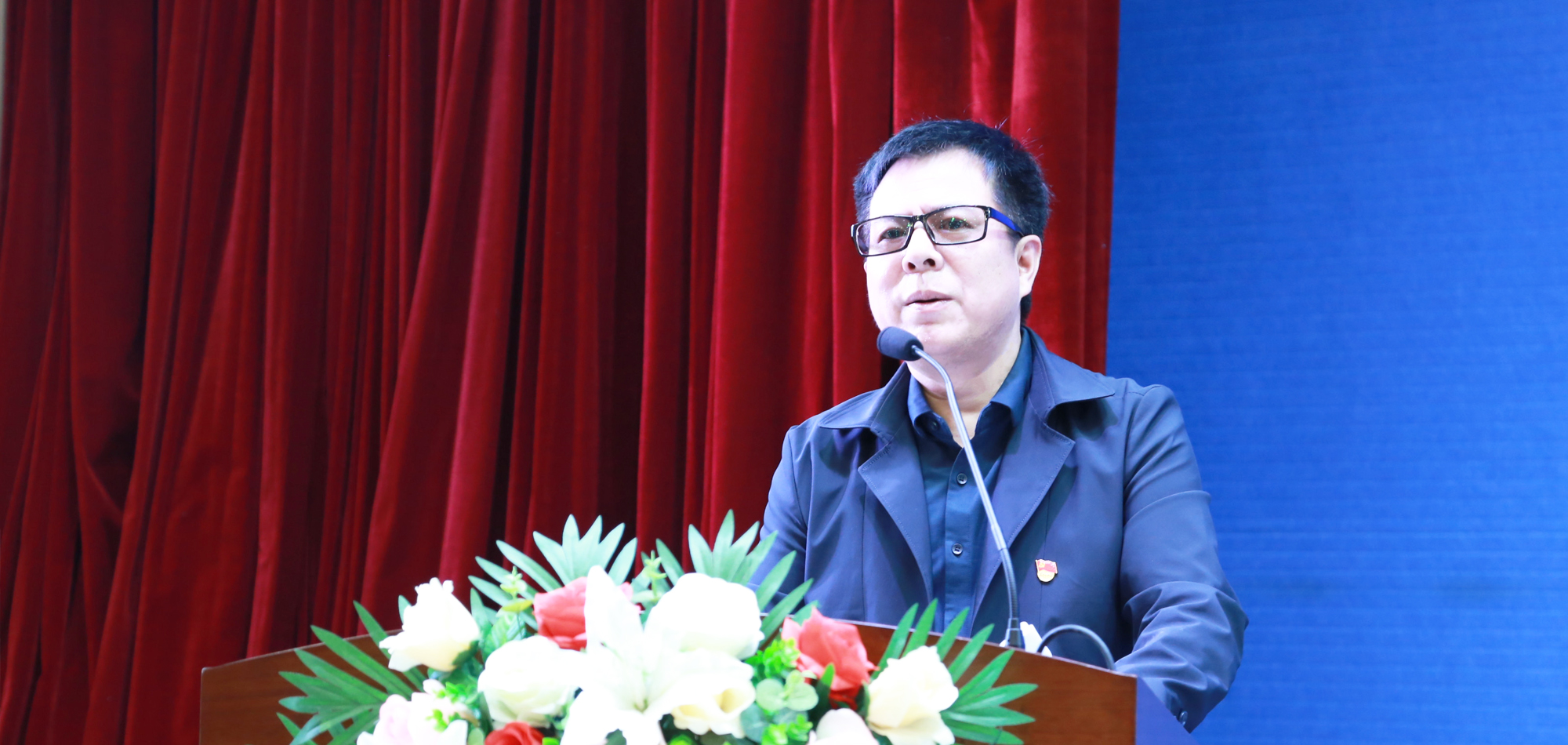 朱孝忠院長在開幕式致辭，他講到北京中教市培教育研究院是2015年4月在第八屆全國中小學(xué)名師工作室發(fā)展論壇上，由與會教育行政、科研、中小學(xué)校、專家、學(xué)者及廣大工作室主持人共同倡議發(fā)起的學(xué)習(xí)型、共享型、公益性、互助性工作室創(chuàng)新發(fā)展研究平臺。旨在推動區(qū)域教育領(lǐng)軍人才專業(yè)化和創(chuàng)新性發(fā)展，截止目前，加入研究院的教育局、教科研（院）所、教師發(fā)展中心、進(jìn)修學(xué)校、中小學(xué)校、各地名師工作室等機(jī)構(gòu)已已達(dá)2300余個，成員260人。