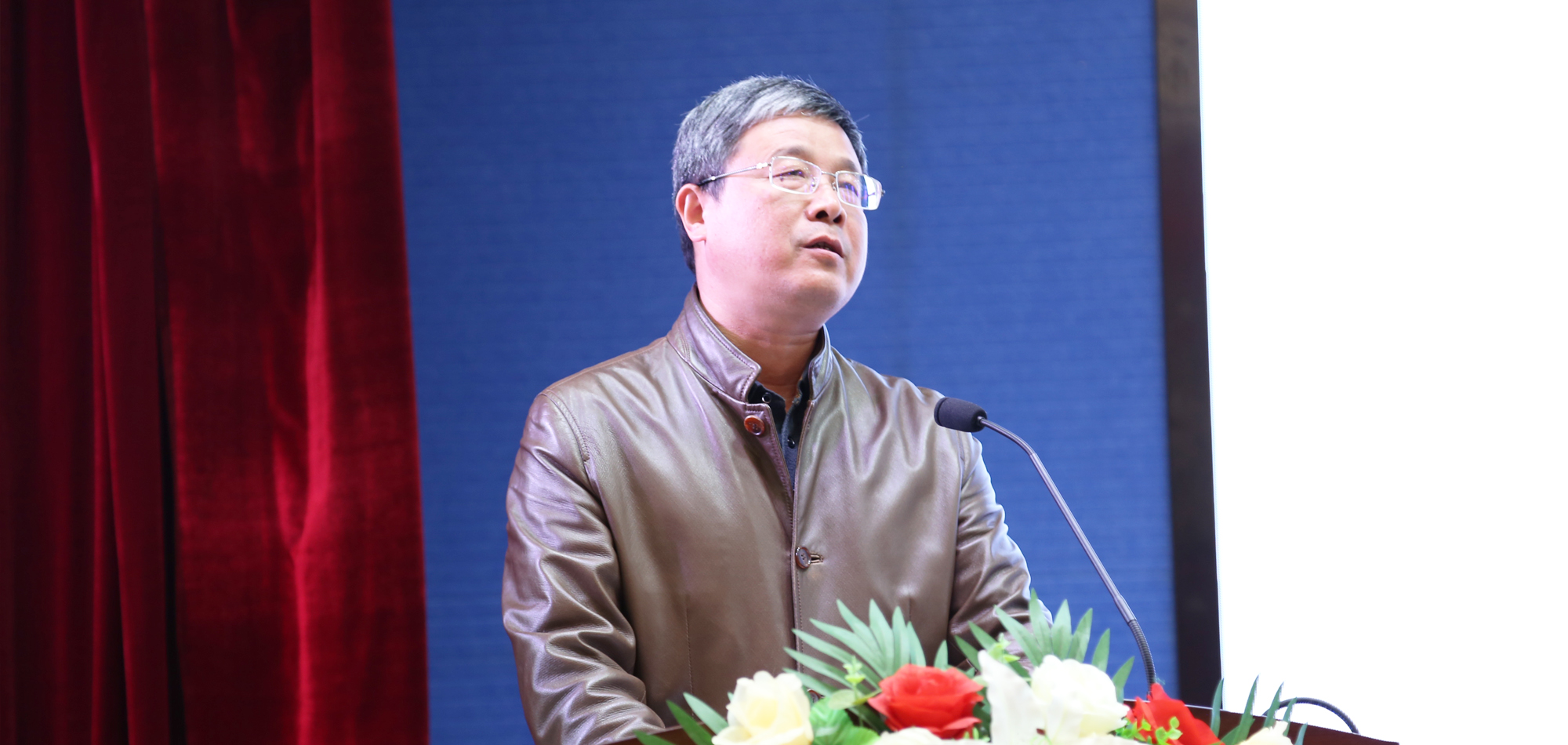 付國屏校長代表承辦學(xué)校致歡迎詞，同時介紹了武漢經(jīng)開區(qū)第一初級中學(xué)教育集團(tuán)發(fā)展歷程及學(xué)校今年來的變化和取得的成就。