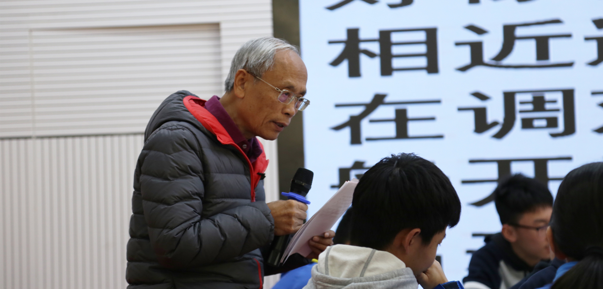 作為一名教學(xué)經(jīng)驗尚不足的我，聽趙老師講自己的從教生涯，聽他在教學(xué)中進(jìn)行了課堂改革和所任教的學(xué)生所取得的成績，我得到極大的鼓舞，趙老師在這么艱苦的環(huán)境都能進(jìn)行課堂改革并成功，而我在這個美好的時代，要嘗試帶著自己的學(xué)生“愛上語文，學(xué)好語文”應(yīng)該不是難事吧？而他一輩子都深深愛著教育的情懷更是激勵著我堅守在自己的教學(xué)陣地。