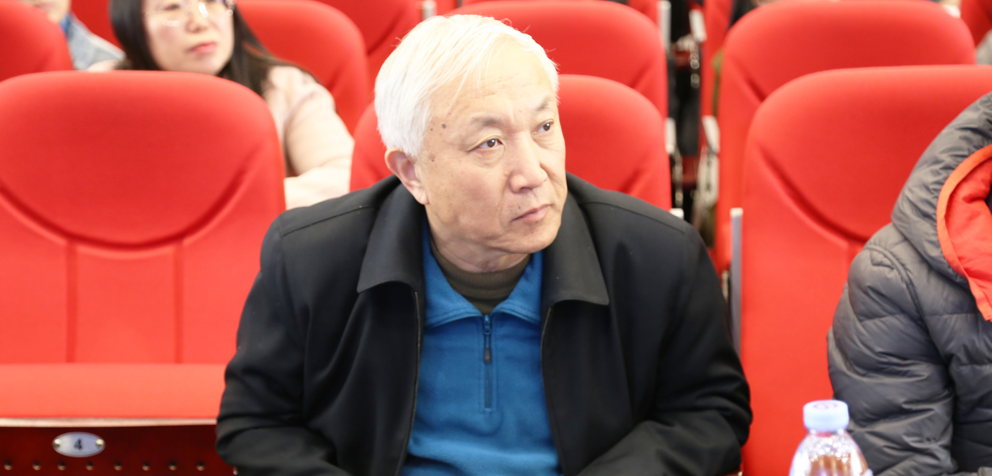最好，成老師用自己幾十年的教學(xué)心得告訴我們：“做一個中國好教師，在這個過程中做一個名師。”特也別用楊絳老師的一生來給我們做例子，說做好老師，必須做到“我是一滴水，一滴清水。”做一滴清水，不做肥皂泡。他強調(diào) “國無德不興。人無德不立。”道德是人類的最高標(biāo)準(zhǔn)，也是教育的最高標(biāo)準(zhǔn)。