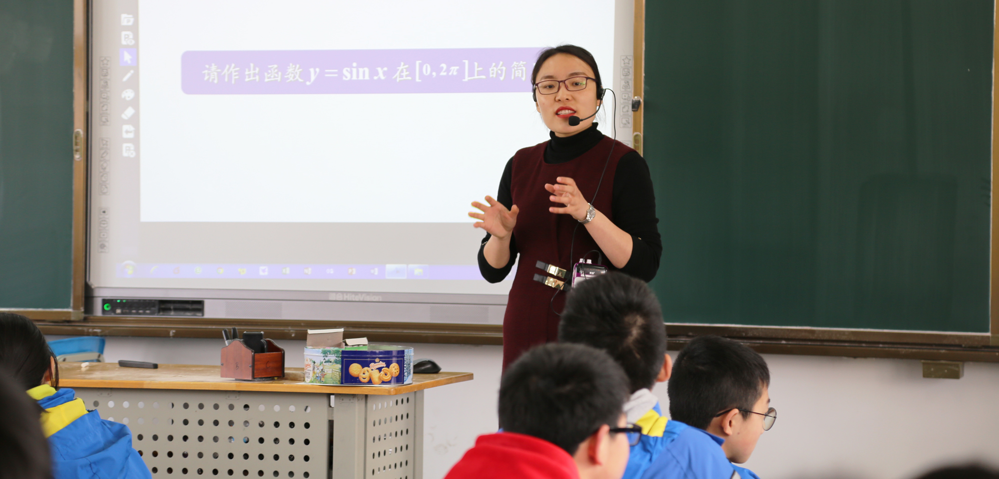 但是：“好課堂應(yīng)該把學(xué)生放在主角的位置，站在課堂的中央，老師可以是導(dǎo)演，可以使編劇，但卻不能是主角。”