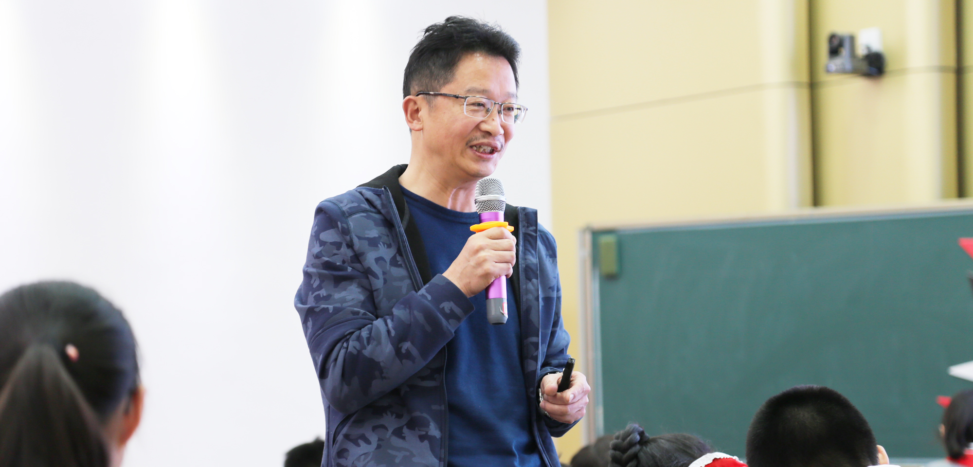 研究院專家蔣守成校長給大家?guī)砹艘还?jié)數(shù)學(xué)拓展課《探究三角板的奧秘》，他把課內(nèi)外零碎散落的內(nèi)容統(tǒng)整起來，構(gòu)成新系統(tǒng)、獲得新見解。