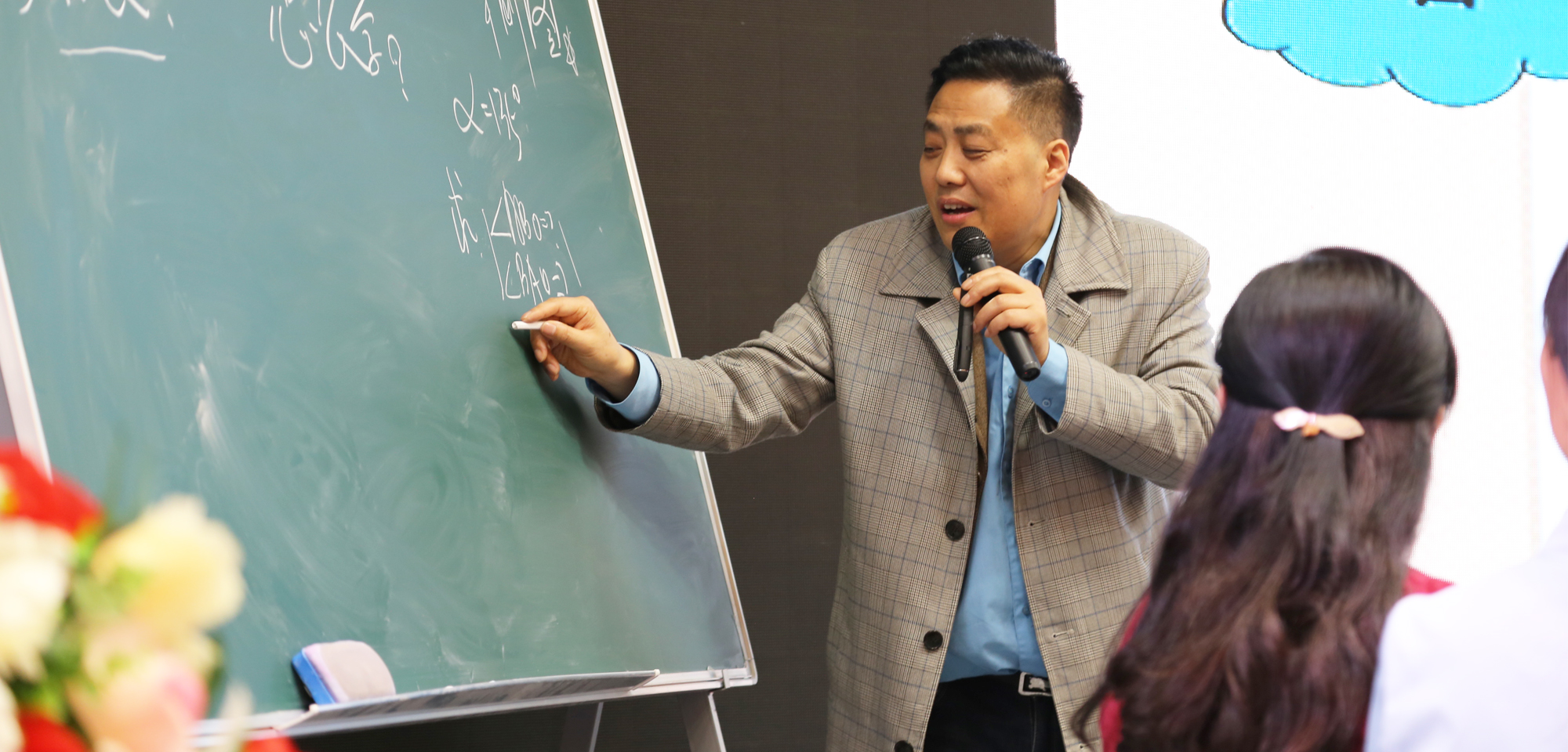 此外，他以他工作室的成員劉東生成長的經(jīng)歷作為實例，提出名師工作室主持人應(yīng)該如何擔(dān)起引領(lǐng)的責(zé)任，而工作室的學(xué)員又應(yīng)該如何進(jìn)行“教改”才能從普通老師中脫穎而出成長為名師。