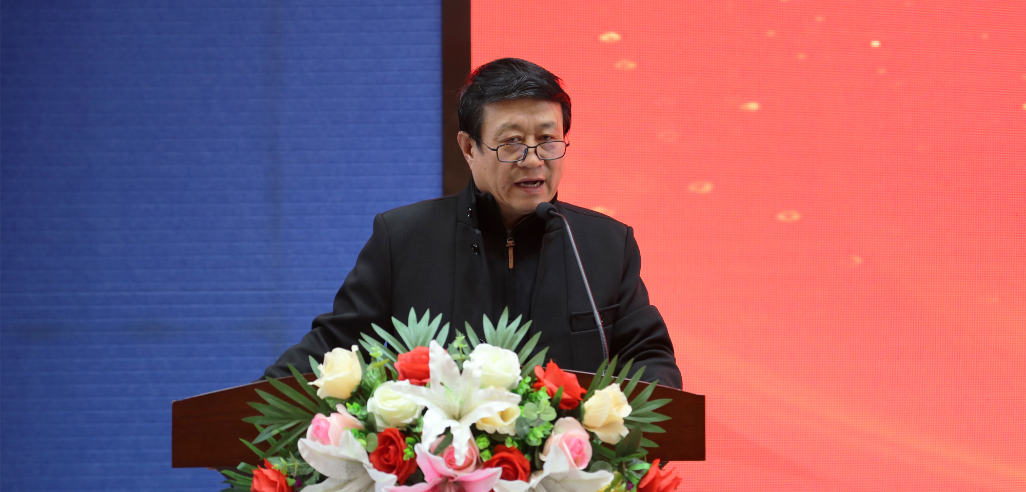 銀川教育科學(xué)研究所所長蘆葦教授主持了閉幕式，蘆葦老師講到
仲春三月，荊楚大地?zé)熡觌鼥V，武漢三鎮(zhèn)櫻花爛漫。
來自全國各地的教育界朋友齊聚一堂，參加北京中教市培教育研究院舉辦的第四屆名師教學(xué)風(fēng)格與流派展示現(xiàn)場會。三天的時間匆匆而過，但是難忘的瞬間，精彩的片刻，依然歷歷在目。