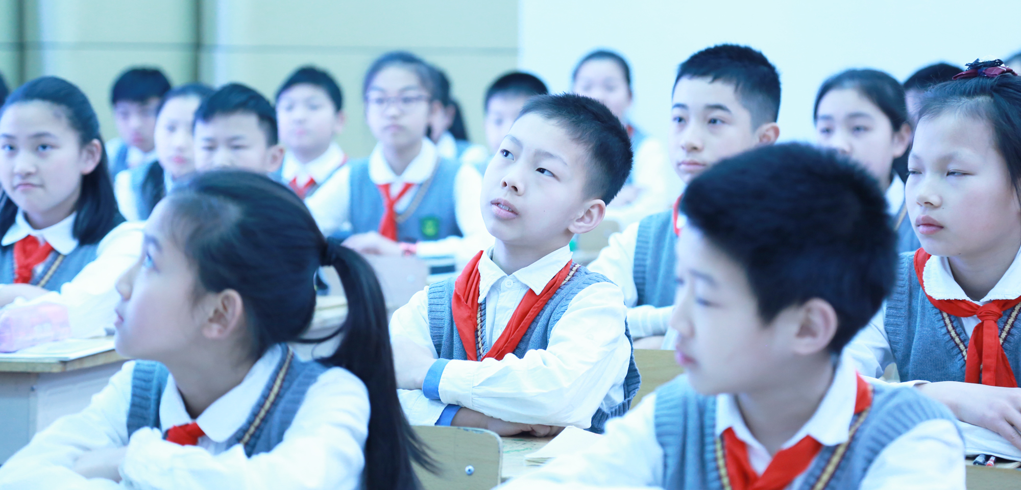 研究院專家蔣守成校長給大家?guī)砹藬?shù)學(xué)拓展課《探究三角板的奧秘》，他把課內(nèi)外零碎散落的內(nèi)容統(tǒng)整起來，構(gòu)成新系統(tǒng)、獲得新見解。