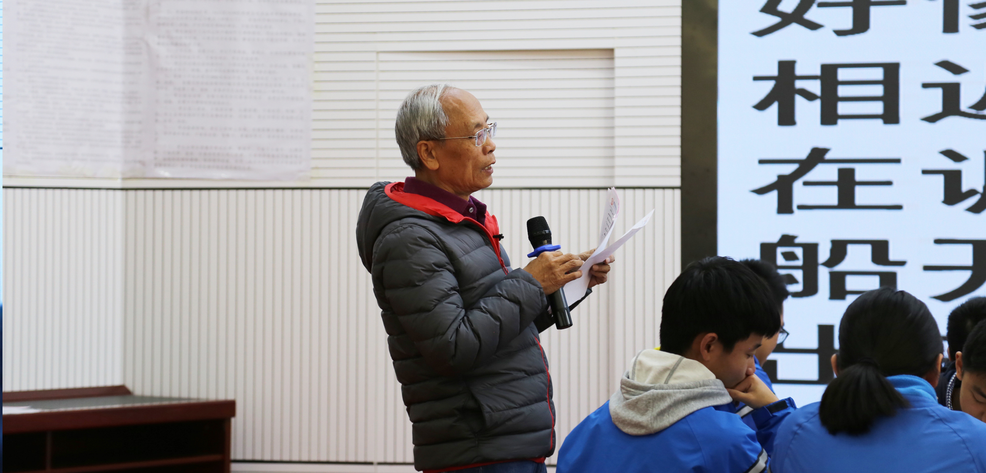 趙謙翔老師是“綠色語文”提倡者和踐行者，還是“詩教”的教主。他的講座以詩歌起，也以詩歌終。
講座開始就以詩化的語言進(jìn)行了“詩呆自述”。強調(diào)愛詩，懂詩，才能教詩，語文老師可以不會寫詩，但不能不懂詩。接下來用詩歌作為“珠線”，把自己的詩歌教學(xué)生涯用一首一首詩歌來表達(dá)，無論是他展示的自己的作品還是他任教學(xué)生的作品，都傳達(dá)了一個教學(xué)主張：“詩教育人”。