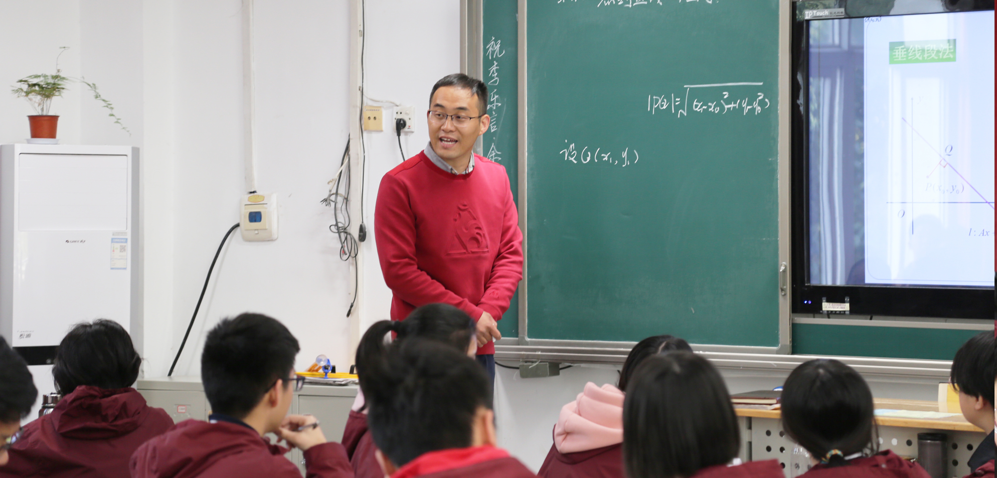 圍繞“落實立德樹人、聚焦核心素養(yǎng)、構(gòu)建多彩課堂”，的教學(xué)行為，以優(yōu)質(zhì)課現(xiàn)場展示的方式，將各自在長期教學(xué)實踐中形成的鮮明特色予以精彩呈現(xiàn)。