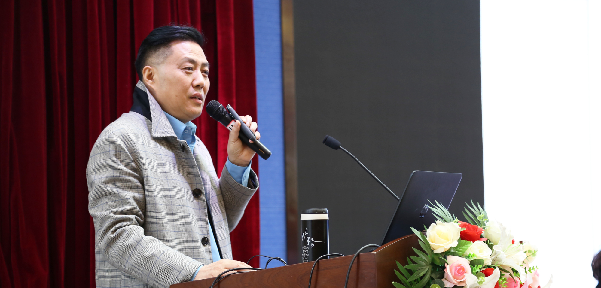研究院專家、學(xué)術(shù)指導(dǎo)，江蘇省南通市教科院數(shù)學(xué)特級教師符永平老師的《名師工作室的核心考量——如何讓普通老師在課堂成長為名師》