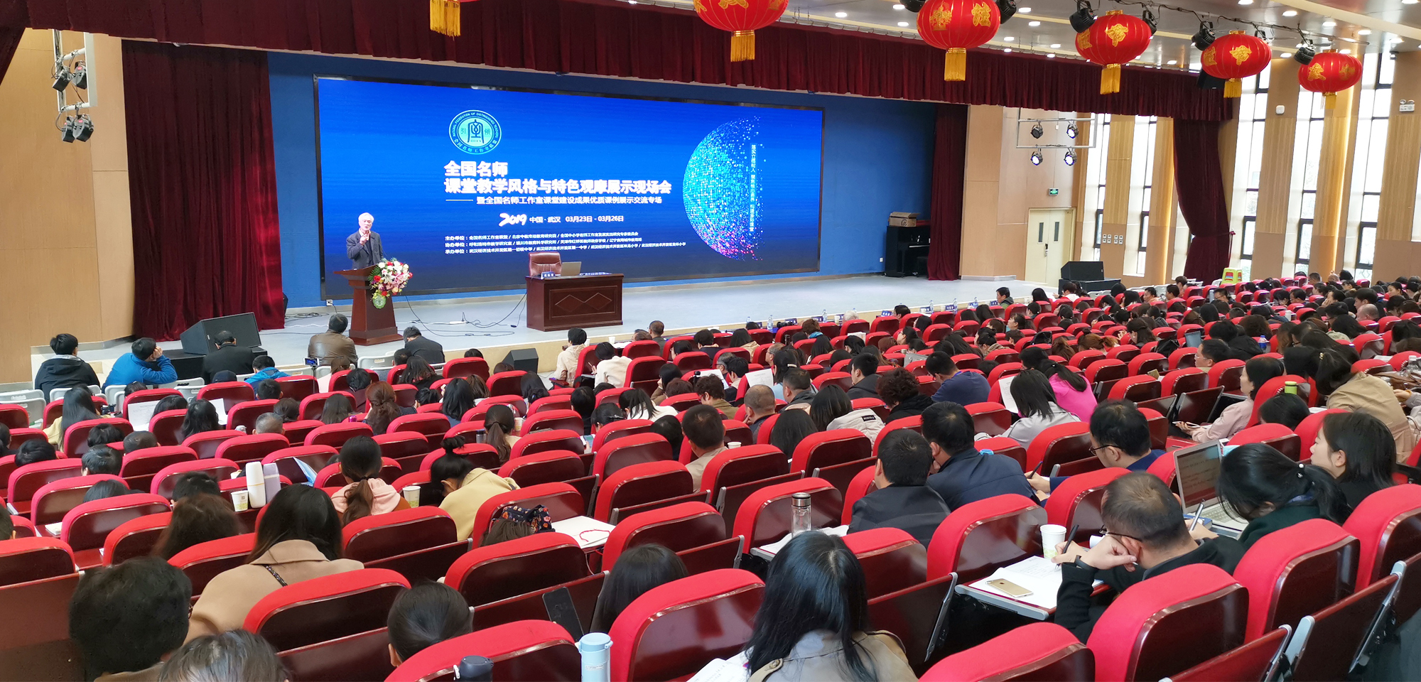 （一）什么是名師；
（二）名師如何把握自己；
（三）名師如何看待名利。
講座一開始，他就用他那穿透力極強的聲音發(fā)出了一個問題：什么是名師？
在我們陷入思考的時候，他連用了三個比喻告訴我們與會者名師和一般教師的關(guān)系：