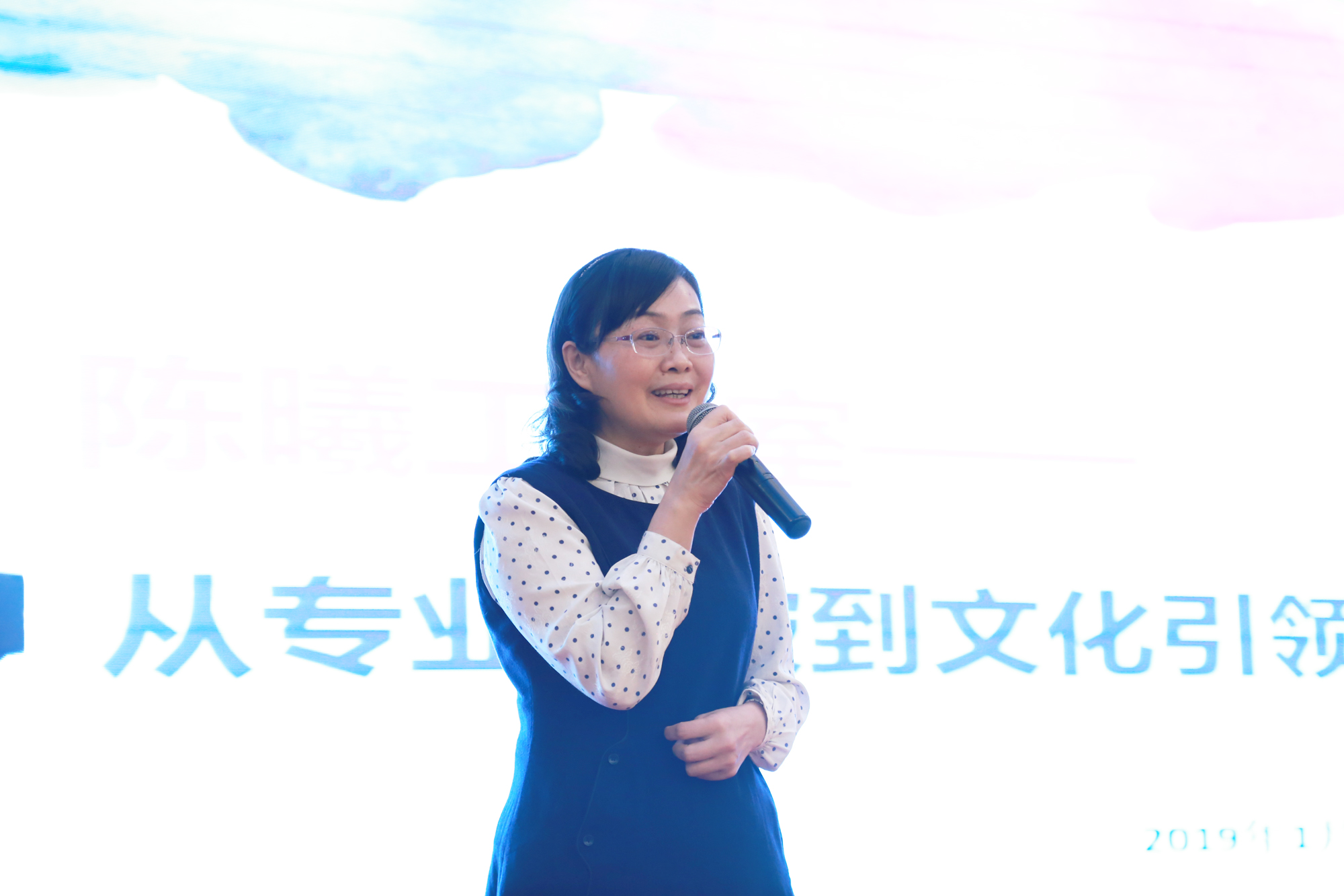 第四位是陳曦老師，她是成都高新區(qū)西芯小學(xué)校長(zhǎng)兼黨支部書(shū)記，四川省特級(jí)教師，國(guó)家級(jí)骨干教師，全國(guó)百佳語(yǔ)文教師，香港苗國(guó)支教行動(dòng)講師團(tuán)成員。