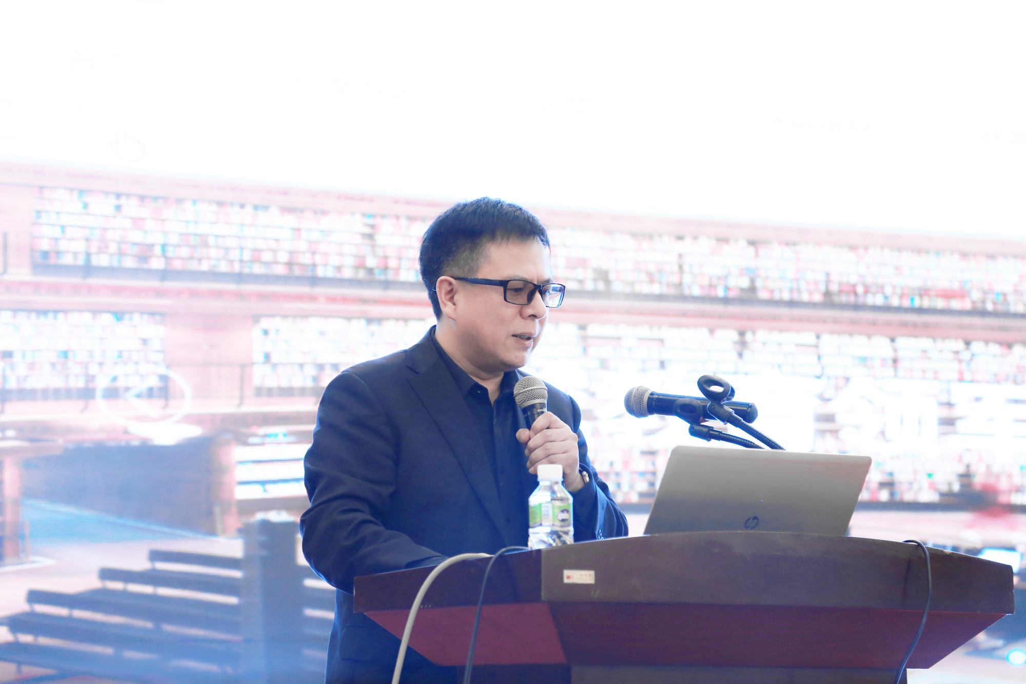 成立多年來(lái)不斷整合各方力量，聚焦共性問(wèn)題，協(xié)同研究解決，教學(xué)資源共建共享，擴(kuò)大優(yōu)質(zhì)教學(xué)資源覆蓋面，探索發(fā)展模式創(chuàng)新。革新教育理念、教學(xué)方法和學(xué)習(xí)方式，克服在低層次上重復(fù)，提高研究效率。而且朱院長(zhǎng)還展望了團(tuán)隊(duì)的未來(lái)，期望能起到更大的覆蓋引領(lǐng)作用。朱孝忠院長(zhǎng)還回顧了研究院學(xué)術(shù)團(tuán)隊(duì)的發(fā)展歷程，對(duì)歷屆全國(guó)名師工作室年會(huì)和名師工作室論壇以及全國(guó)優(yōu)秀名師工作室所取得的成績(jī)給予充分的肯定，并對(duì)名師工作室的未來(lái)發(fā)展提出了奮斗目標(biāo)。