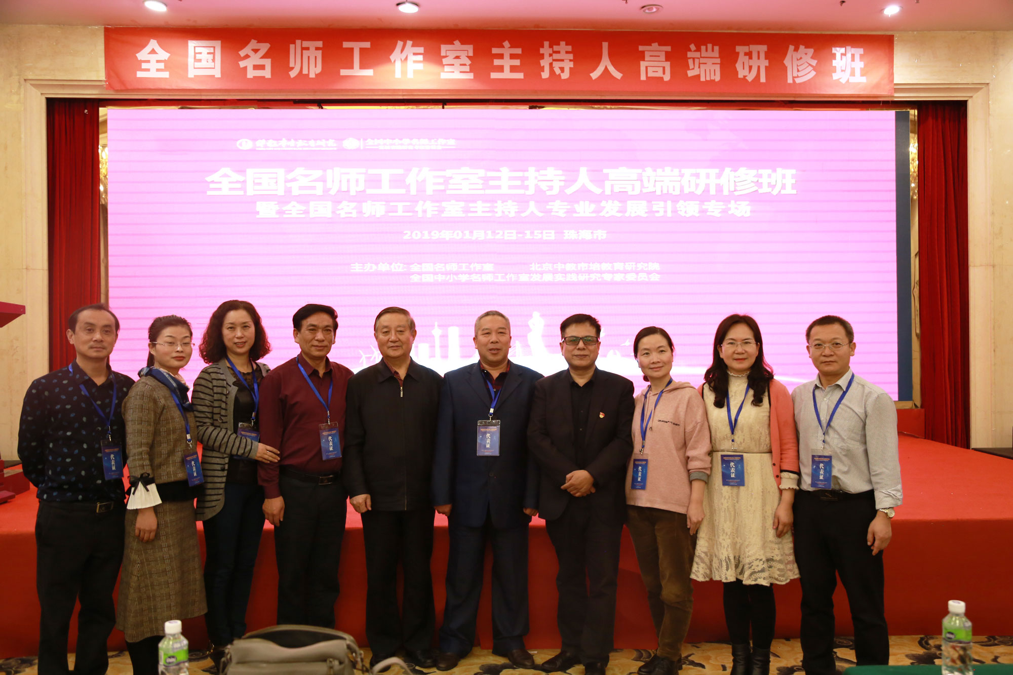 五天的研修活動(dòng)結(jié)束了。時(shí)間雖短，我們卻收獲頗多！接觸了高層次的教育理念，有了思想上的進(jìn)步；學(xué)習(xí)了高水平的教學(xué)案例，有了教學(xué)上的提升。感受到了教育是充滿智慧的事業(yè)，深刻意識(shí)到自己肩負(fù)的責(zé)任之重大。名師成長(zhǎng)路，我們相約同行，且會(huì)越走越好，越走越遠(yuǎn)！