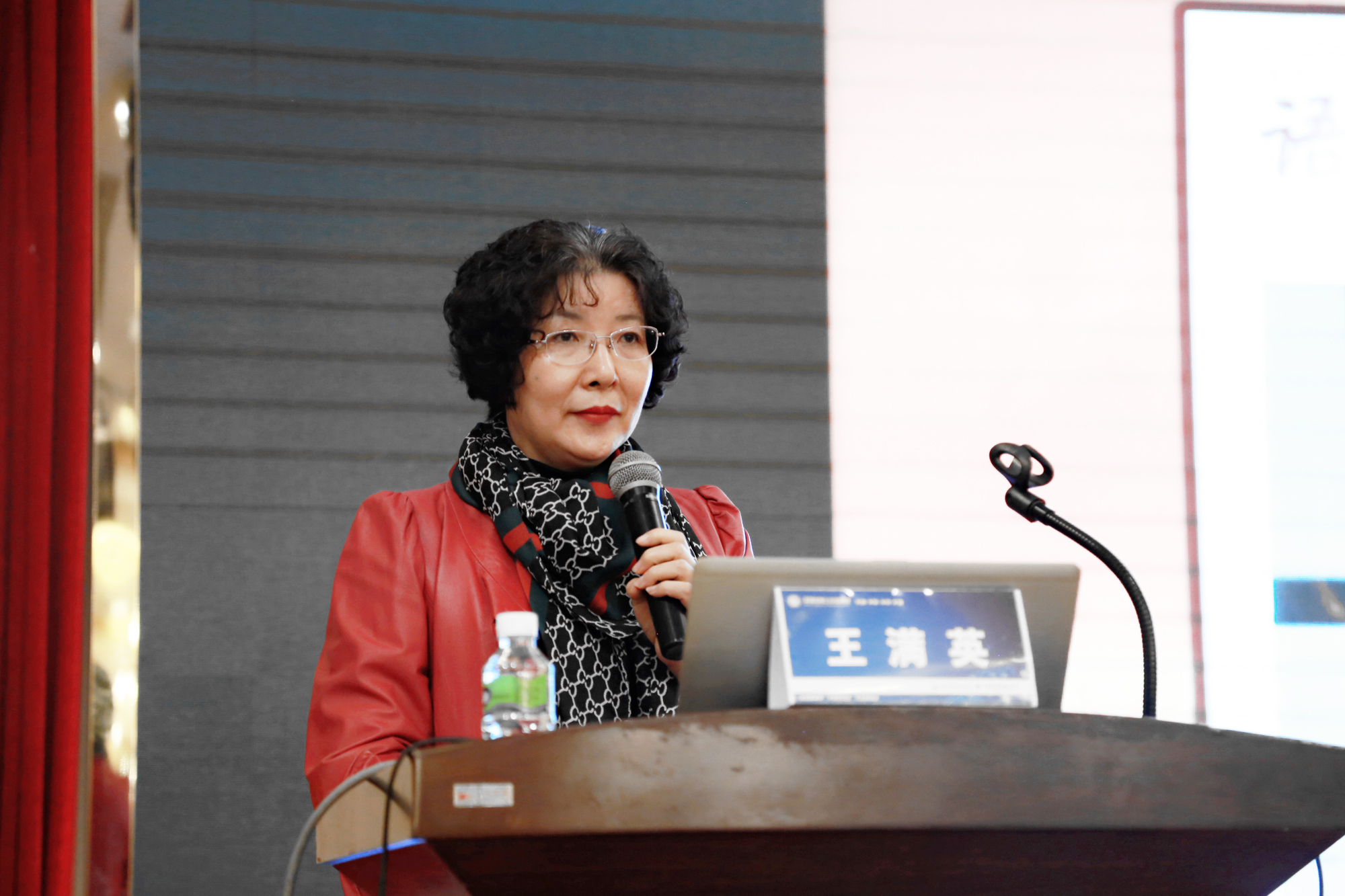 第六位是王滿英老師。她是深圳市松泉中學(xué)校長(zhǎng)，"深圳市王滿英名師工作室"主持人，"廣東省王滿英校長(zhǎng)工作室"主持人，廣東省中學(xué)語(yǔ)文特級(jí)教師。在分享中王老師旁征博引，“和而不同，為而不爭(zhēng)”的教師文化、“天道”、君子的“三立、四不、三戒、九思、三樂(lè)、五恥、三德”等傳統(tǒng)文化精粹在她的講座中信手拈來(lái)，經(jīng)典理論與現(xiàn)代元素巧妙融合，王校長(zhǎng)對(duì)現(xiàn)代教育管理體系、現(xiàn)代課程體系的構(gòu)建以及現(xiàn)代教師隊(duì)伍的建設(shè)等先進(jìn)理念的詮釋?zhuān)寣W(xué)員們耳目一新。王滿英，現(xiàn)任深圳市松泉中學(xué)校長(zhǎng)。做了題為《獨(dú)學(xué)無(wú)友，則孤陋寡聞》的精彩報(bào)告。王老師主持張的“‘品悟?qū)?rsquo;合和式語(yǔ)文教學(xué)實(shí)驗(yàn)”被深圳市羅湖區(qū)教育局和廣東省教育廳列為“十一五”重點(diǎn)課題。協(xié)助袁良平校長(zhǎng)主持的“五步互動(dòng)”動(dòng)力型課堂教學(xué)研究，擬被中央教科所列為“十一五”規(guī)劃課題。王老師注重團(tuán)隊(duì)的建設(shè)和思考，她說(shuō)文化修養(yǎng)才是一個(gè)合格的老師該具備的品質(zhì)。多元化發(fā)展是名師工作室的未來(lái)。