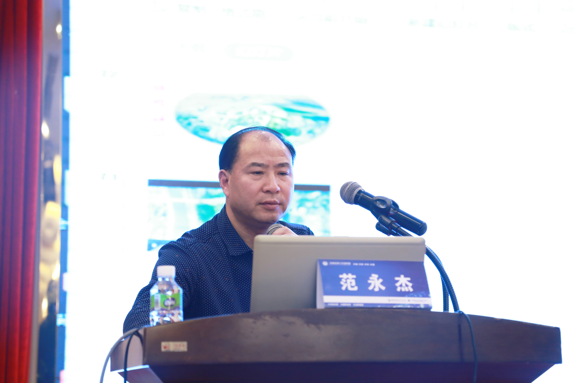 以“名師工作室建設(shè)常見(jiàn)的不足”為話題展開(kāi)了闡述，對(duì)“名師工作室建設(shè)的創(chuàng)新意識(shí)”進(jìn)行了分析，以“學(xué)天地之理，習(xí)人和之道”闡釋地理的奧妙。