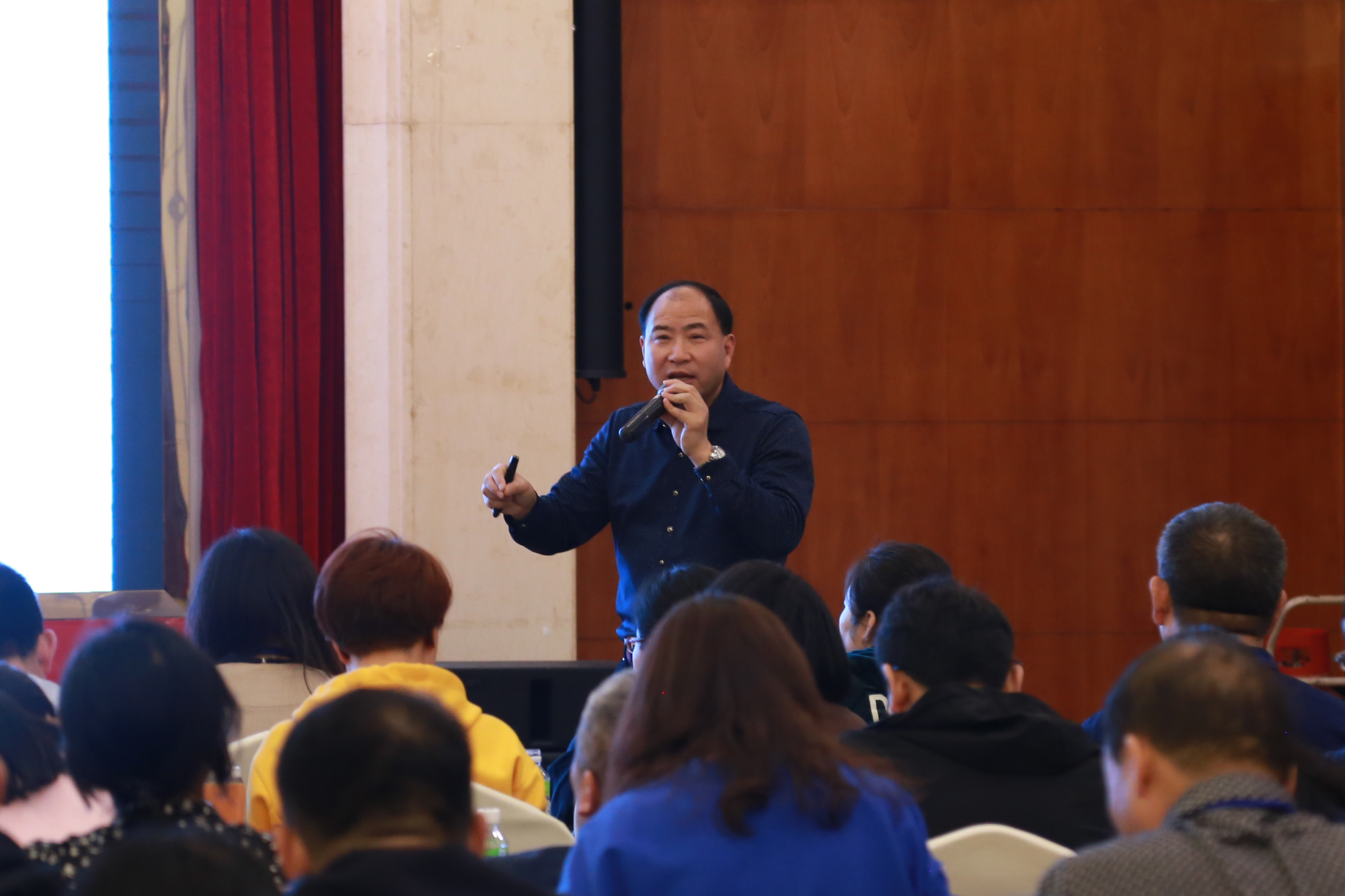 以“名師工作室建設(shè)常見(jiàn)的不足”為話題展開(kāi)了闡述，對(duì)“名師工作室建設(shè)的創(chuàng)新意識(shí)”進(jìn)行了分析，以“學(xué)天地之理，習(xí)人和之道”闡釋地理的奧妙。