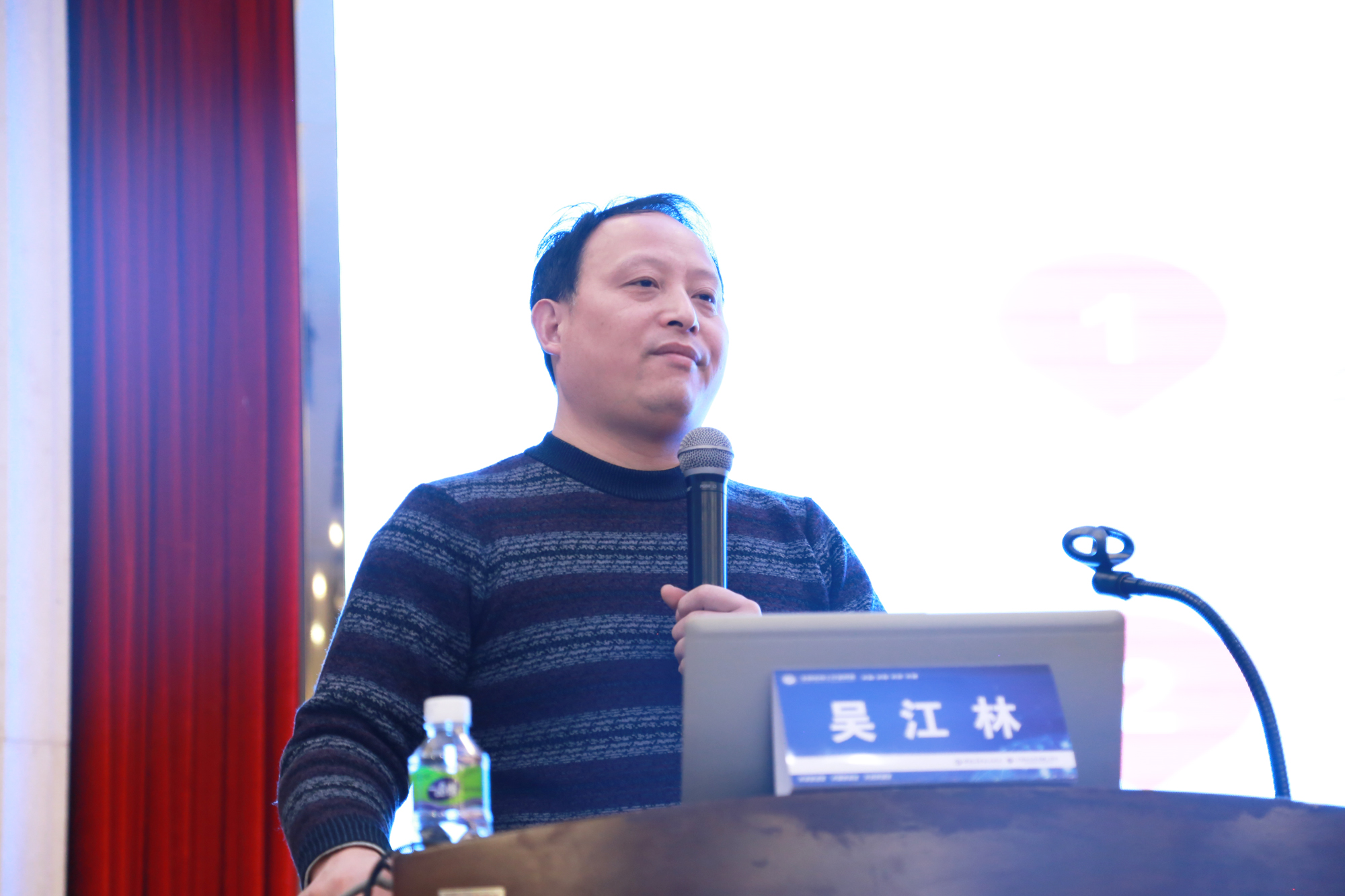 1月15日，浙派名師吳江林就“名師工作室建設(shè)的探索與反思”做了兩個(gè)多小時(shí)的報(bào)告。他是浙江省塘棲中學(xué)的校長(zhǎng)，還始終堅(jiān)持任教兩個(gè)高三年級(jí)班的生物課，他認(rèn)為不管是校長(zhǎng)還是學(xué)校中層領(lǐng)導(dǎo)，不要輕易離開(kāi)課堂，不要丟棄自己的業(yè)務(wù)。正因?yàn)槿绱?，他成為浙江省生物高考命題專(zhuān)家，教育部教材發(fā)展中心特聘專(zhuān)家。在本次報(bào)告中，吳江林專(zhuān)家從“名師的成長(zhǎng)路徑與專(zhuān)業(yè)地位”、“名師工作室建設(shè)的基本要素”、“名師工作室研修活動(dòng)的開(kāi)展”三方面展開(kāi)討論。